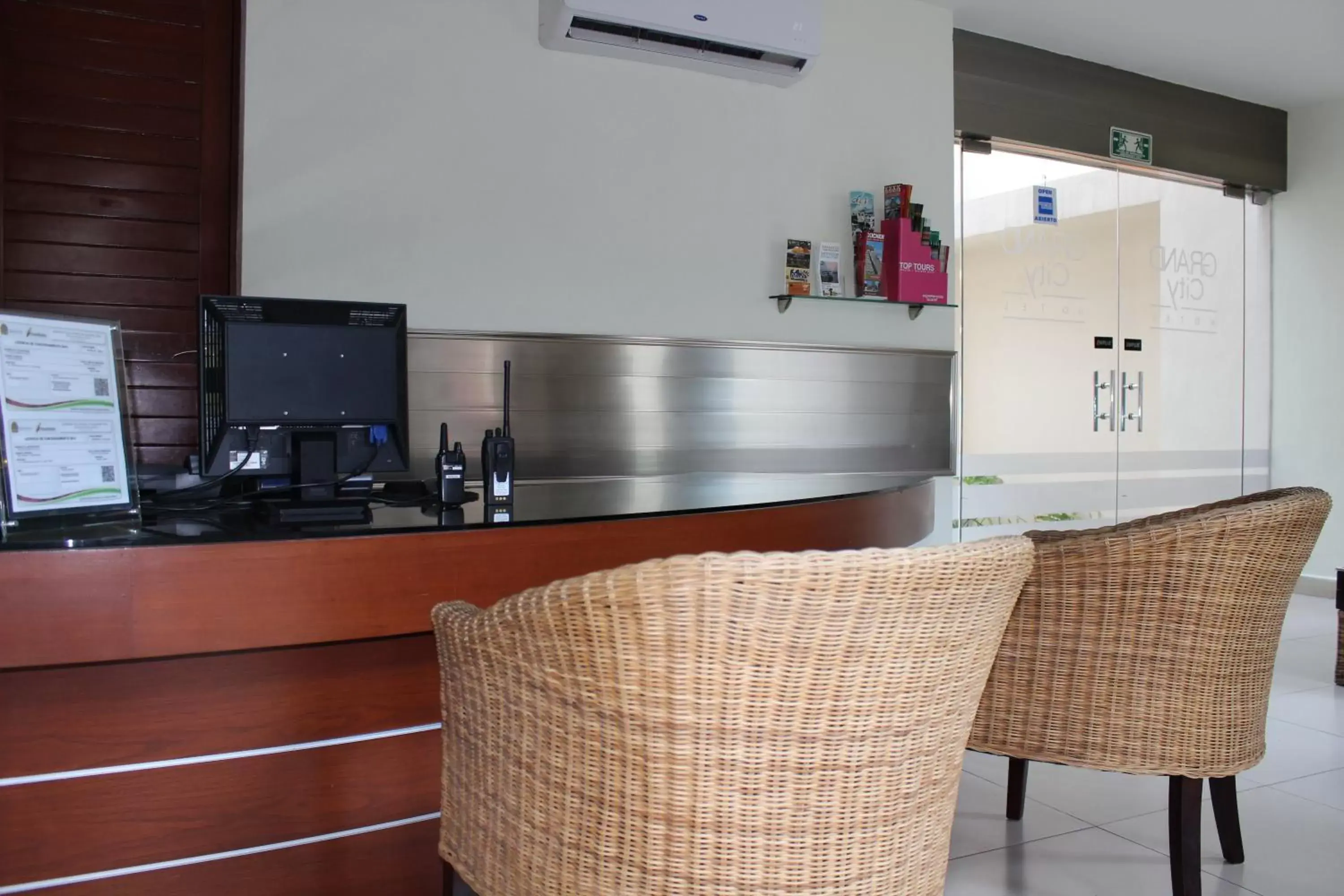 Lobby or reception, Kitchen/Kitchenette in Grand City Hotel Cancun