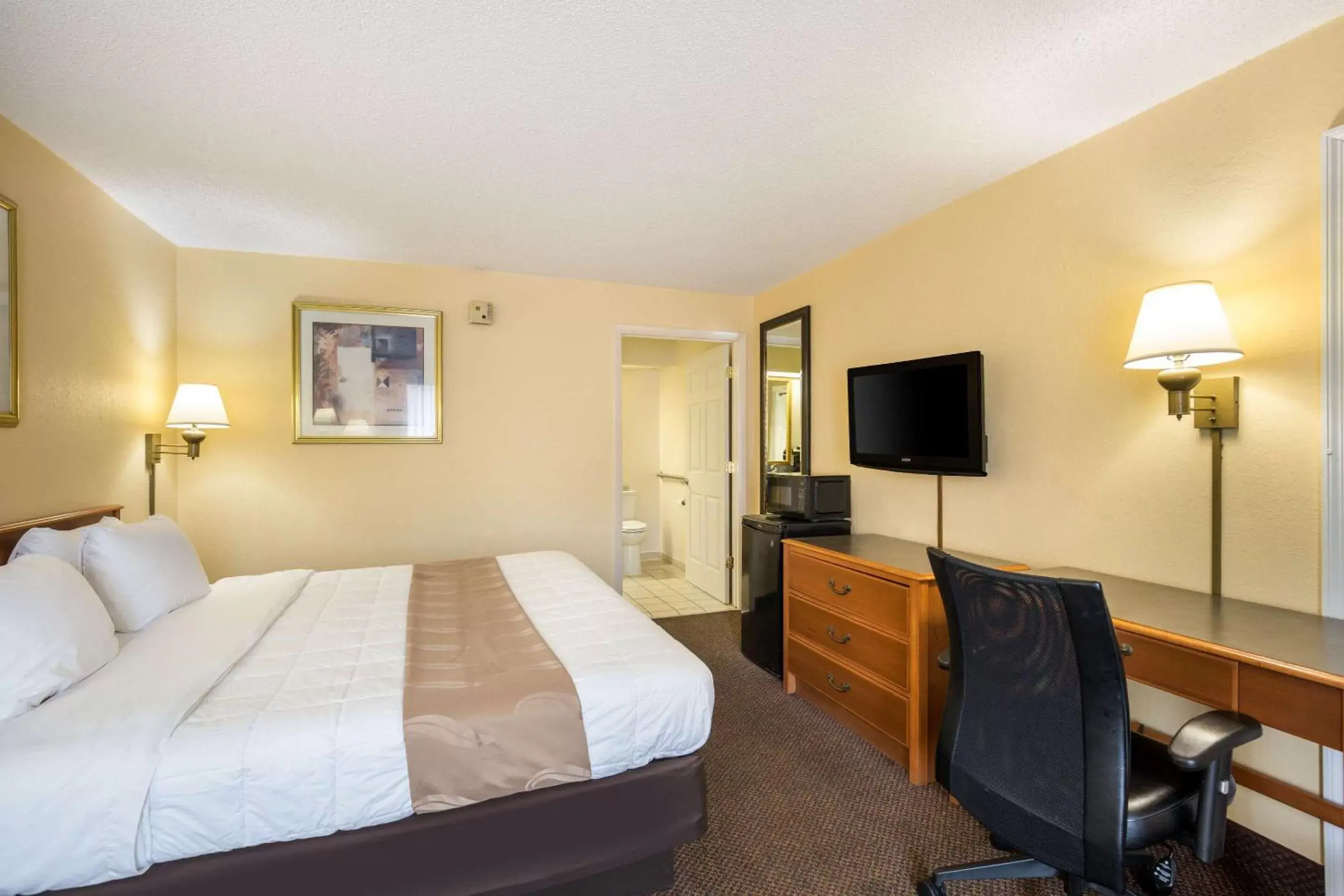 Photo of the whole room, TV/Entertainment Center in Quality Inn White Springs Suwanee