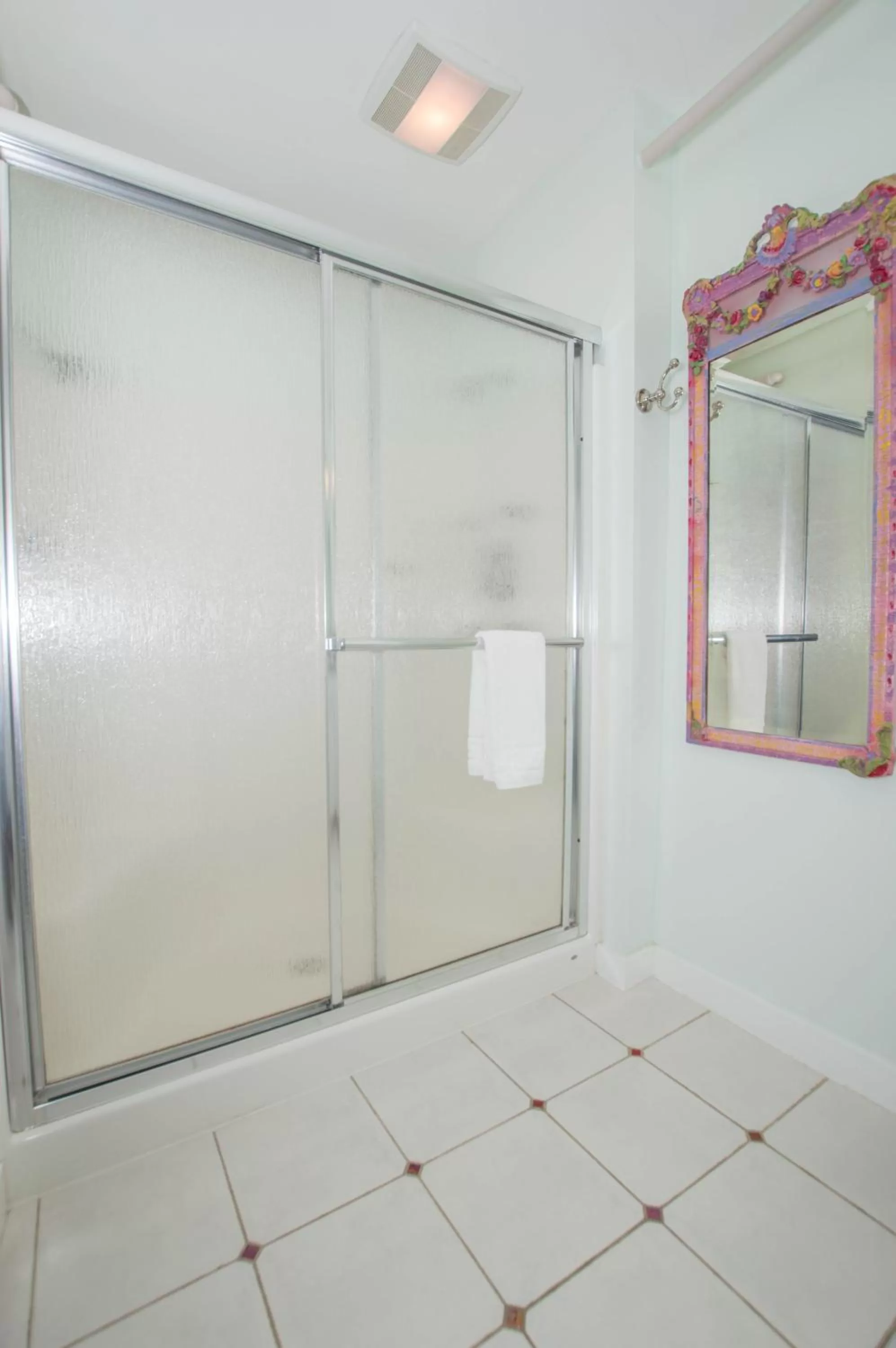 Shower in Terrace Inn and 1911 Restaurant