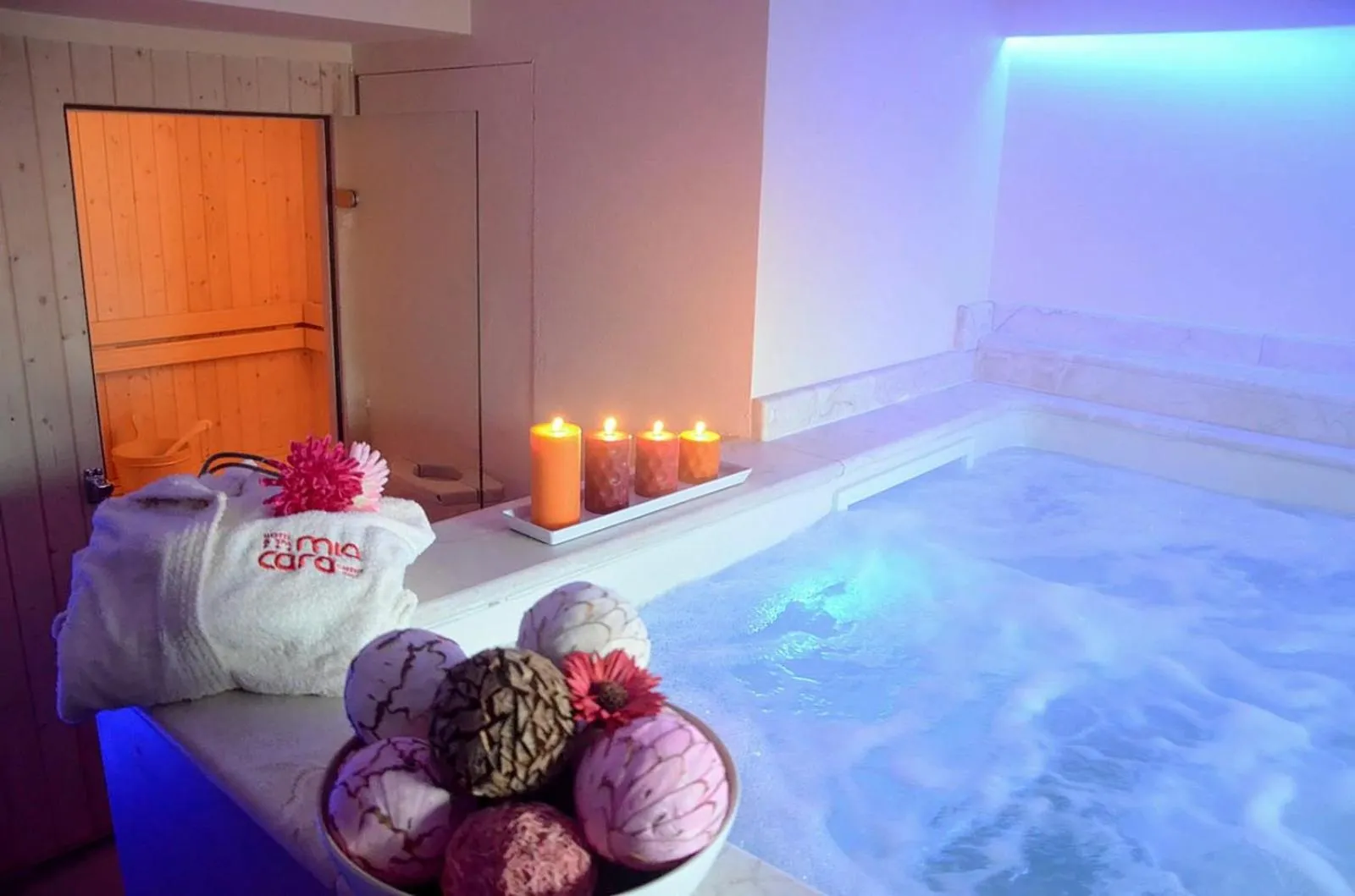 Hot Tub, Bed in Hotel Mia Cara & Spa