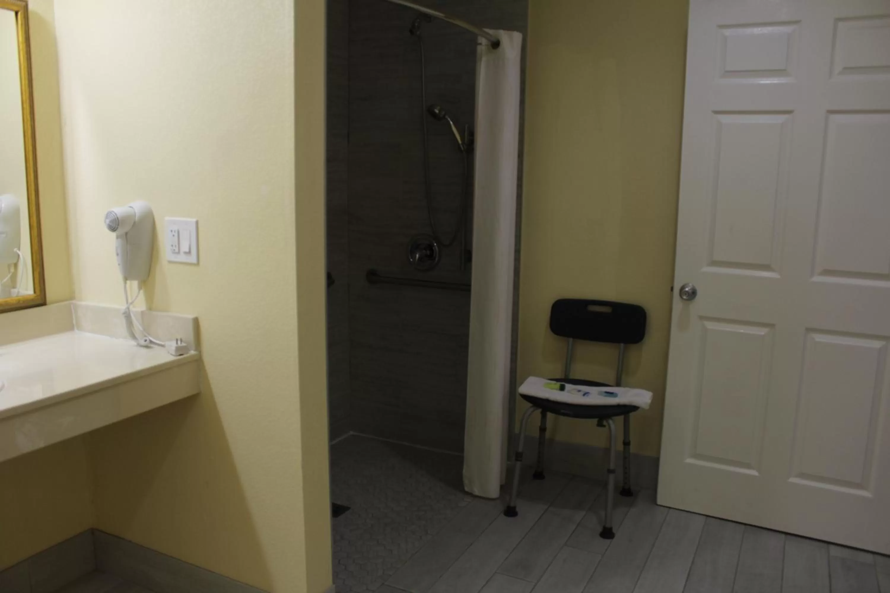 Bathroom in Rodeway Inn Medford South I-5