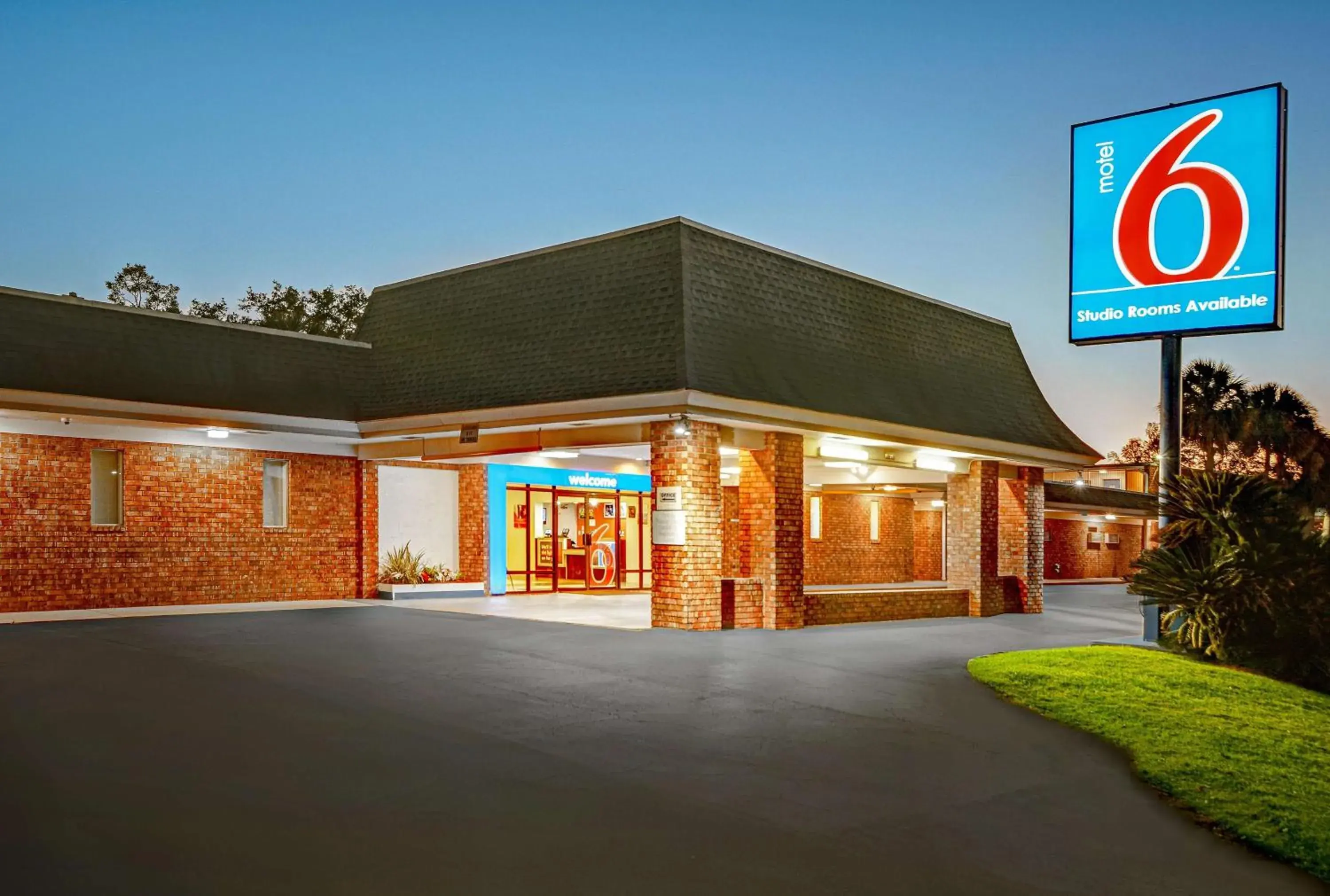 Property Building in Motel 6-Tallahassee, FL - Downtown