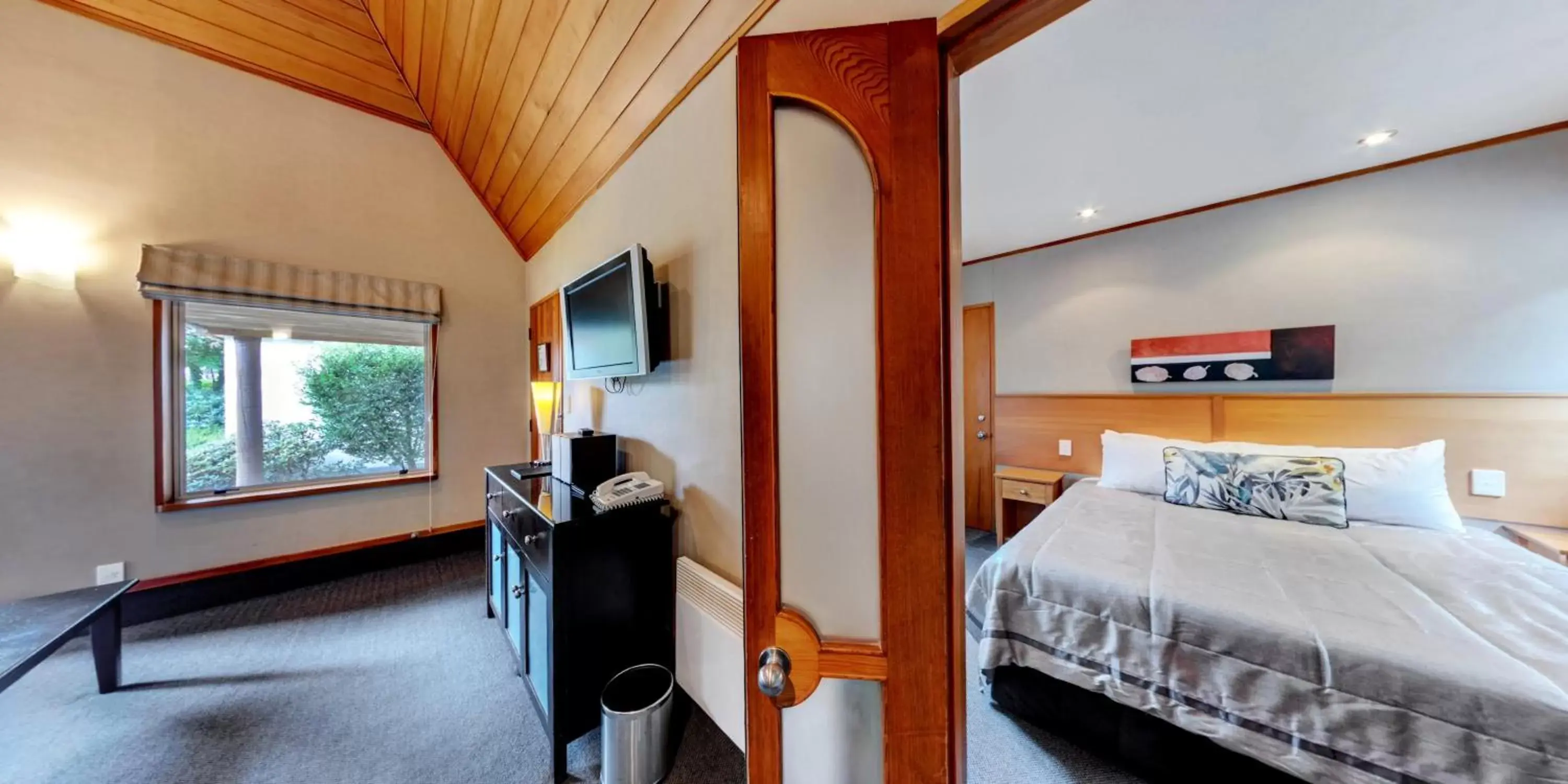 Bed in Distinction Te Anau Hotel & Villas