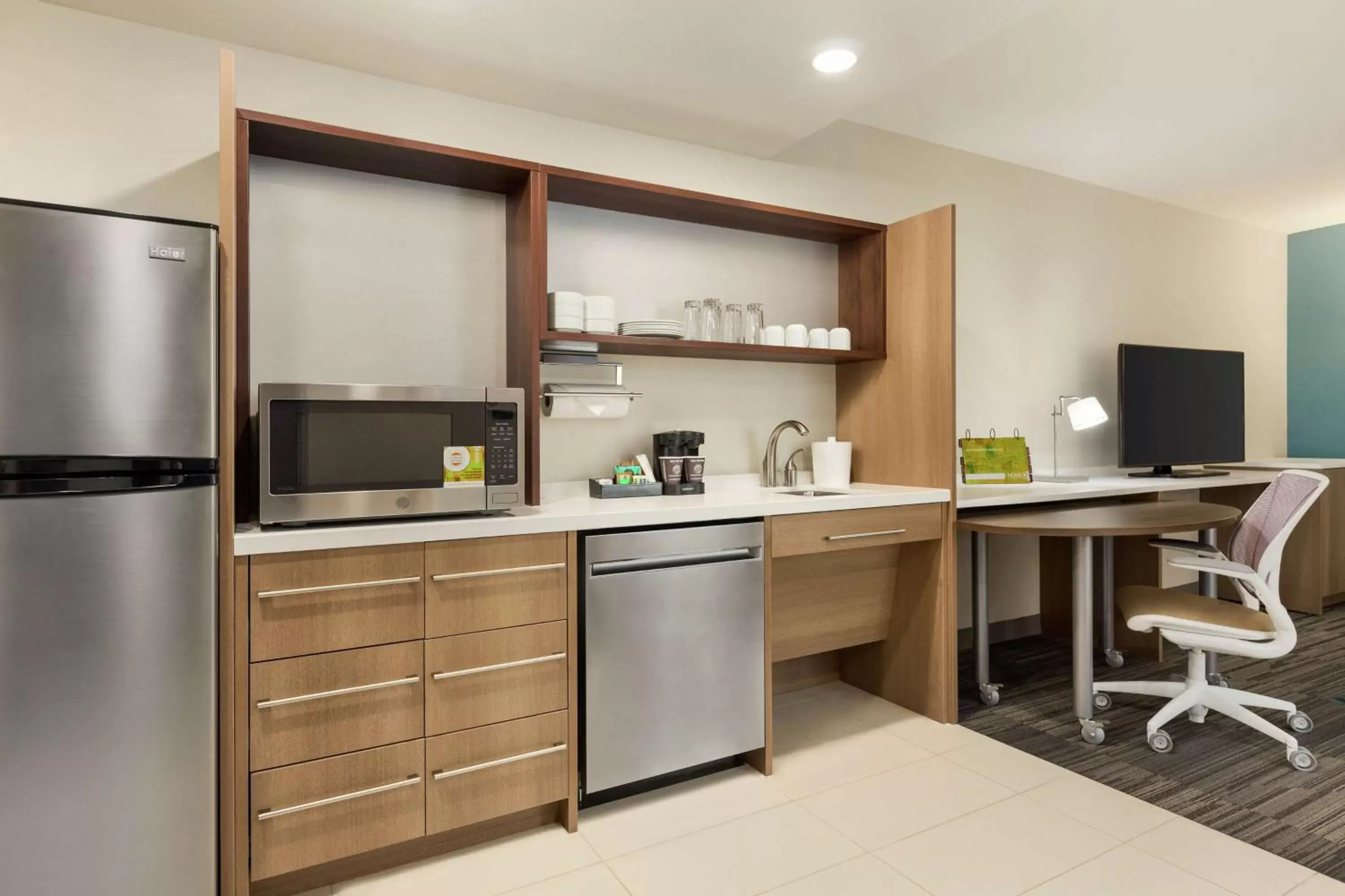 Bedroom, Kitchen/Kitchenette in Home2 Suites By Hilton Portland Airport