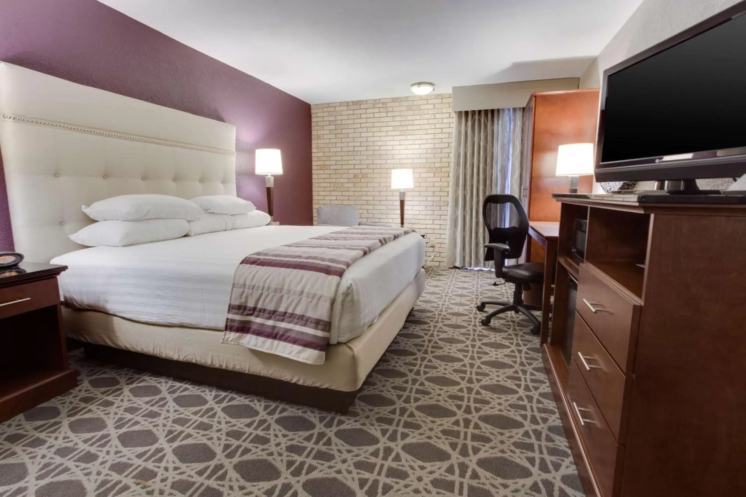 Photo of the whole room, Bed in Drury Plaza Hotel San Antonio Airport