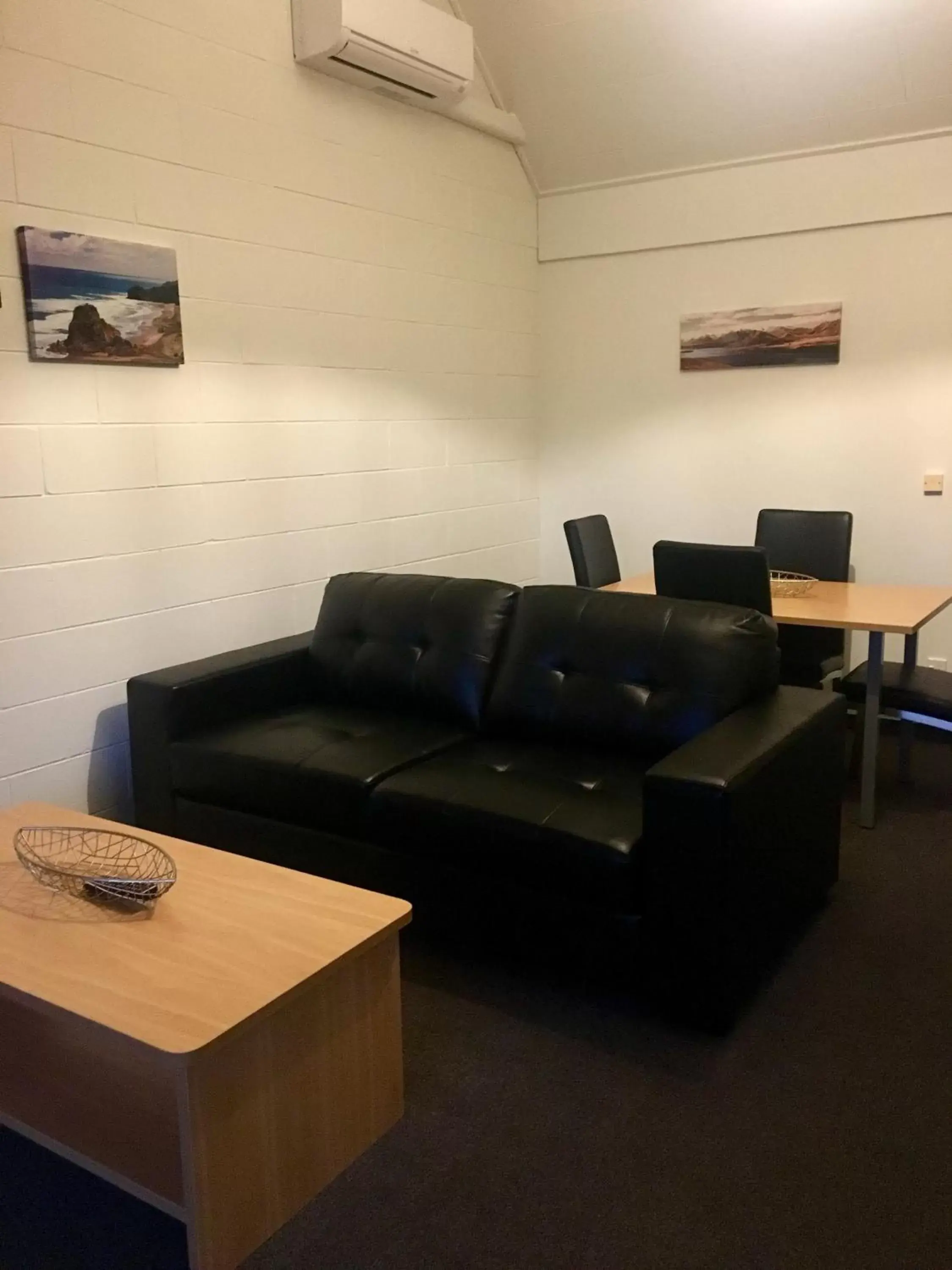 Living room, Seating Area in Andorra Motel