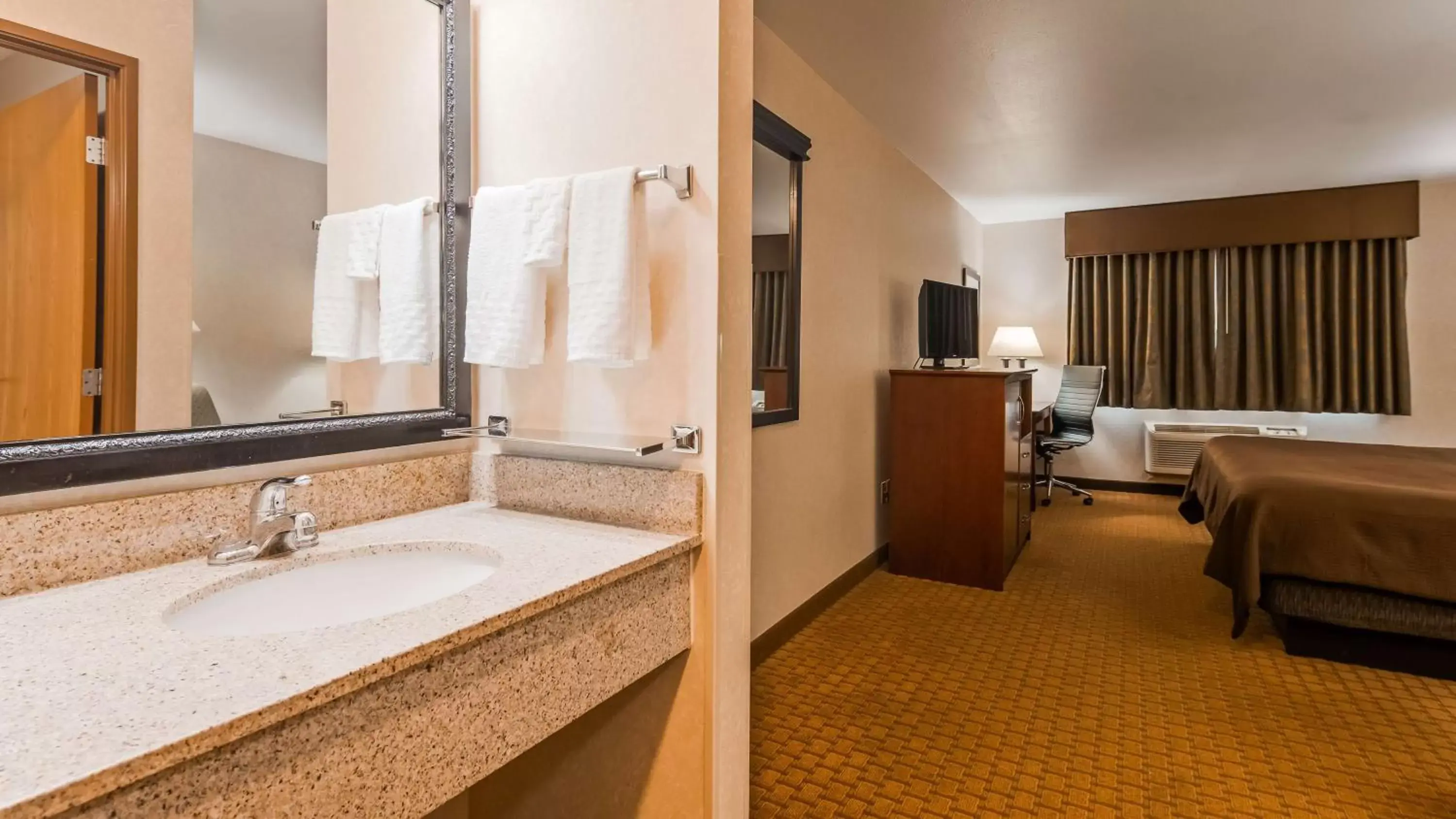 Photo of the whole room, Bathroom in Best Western Wittenberg Inn