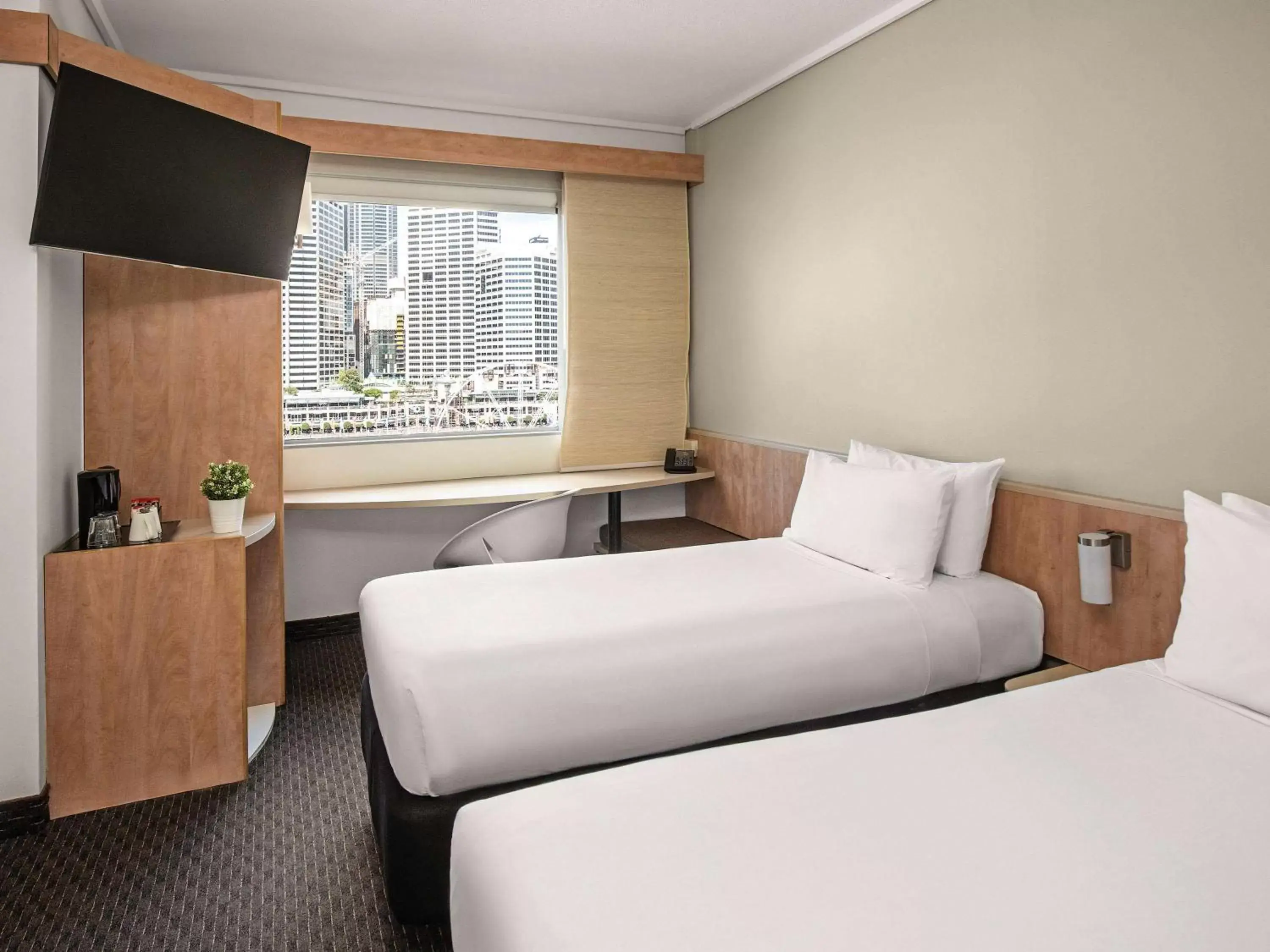 Bedroom, Bed in ibis Sydney Darling Harbour