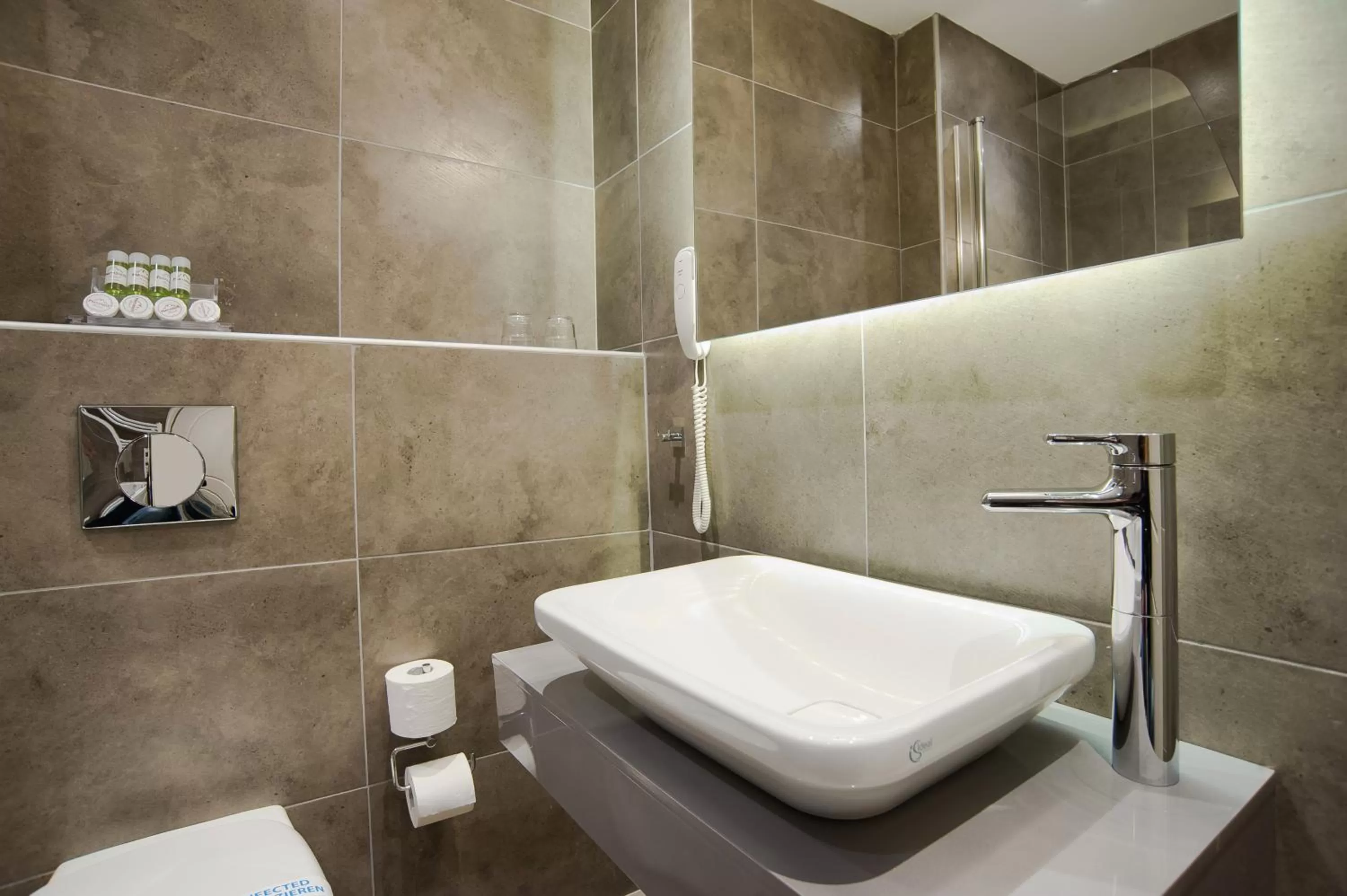 Shower in Parnassos Delphi Hotel