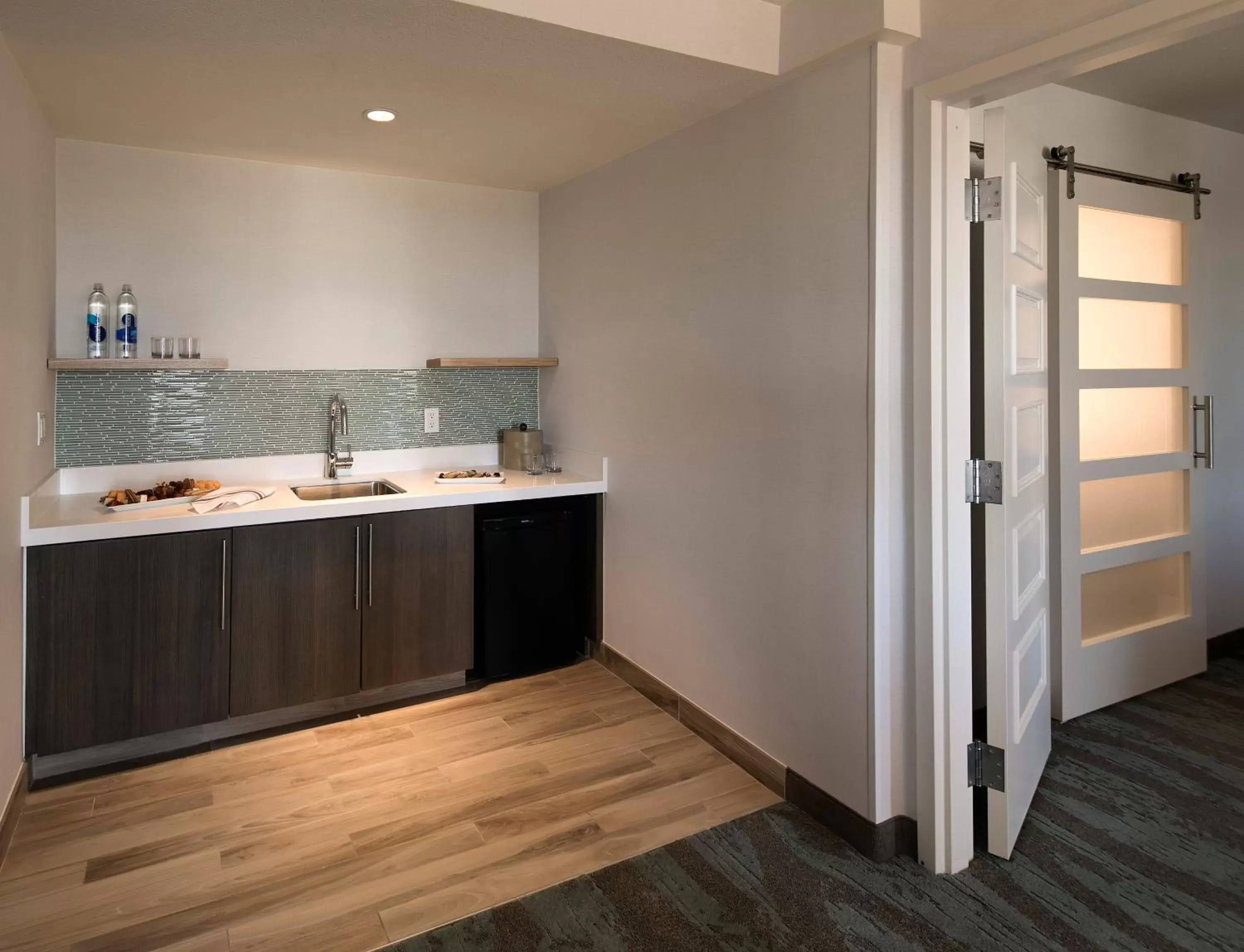 Photo of the whole room, Kitchen/Kitchenette in Crowne Plaza Hotel Ventura Beach, an IHG Hotel