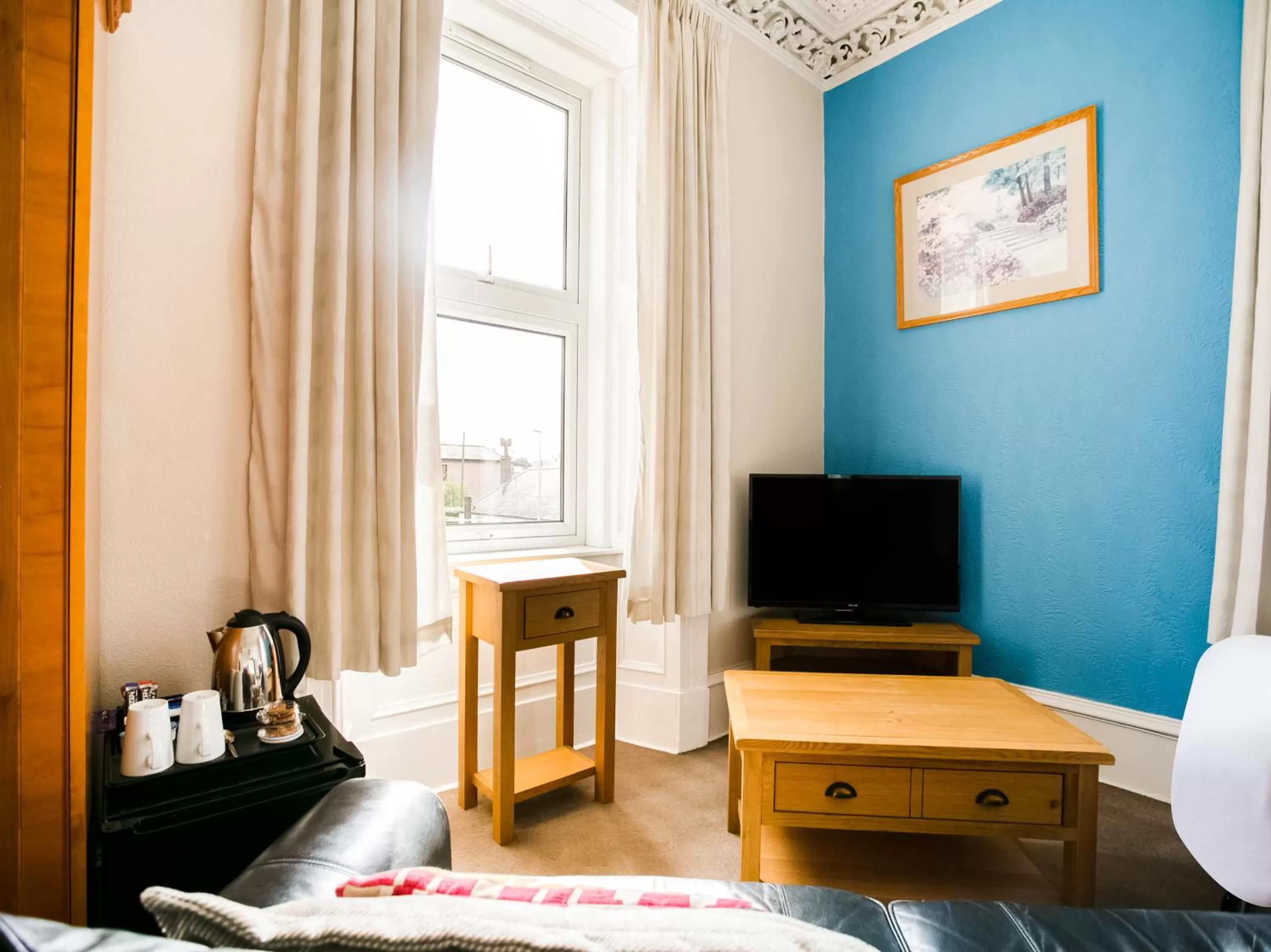 Coffee/tea facilities in Corner Hotel