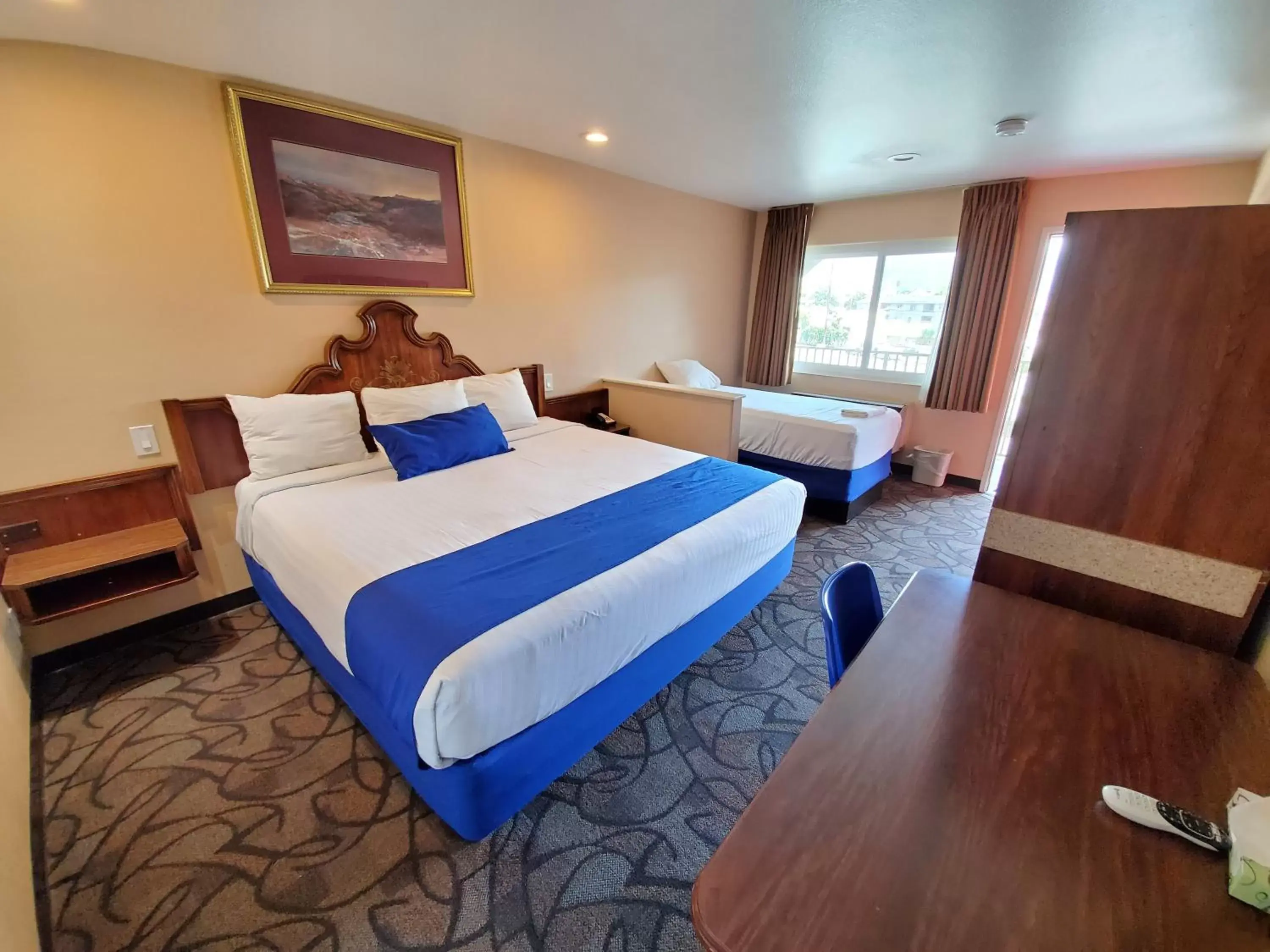 Photo of the whole room, Bed in Colony Inn