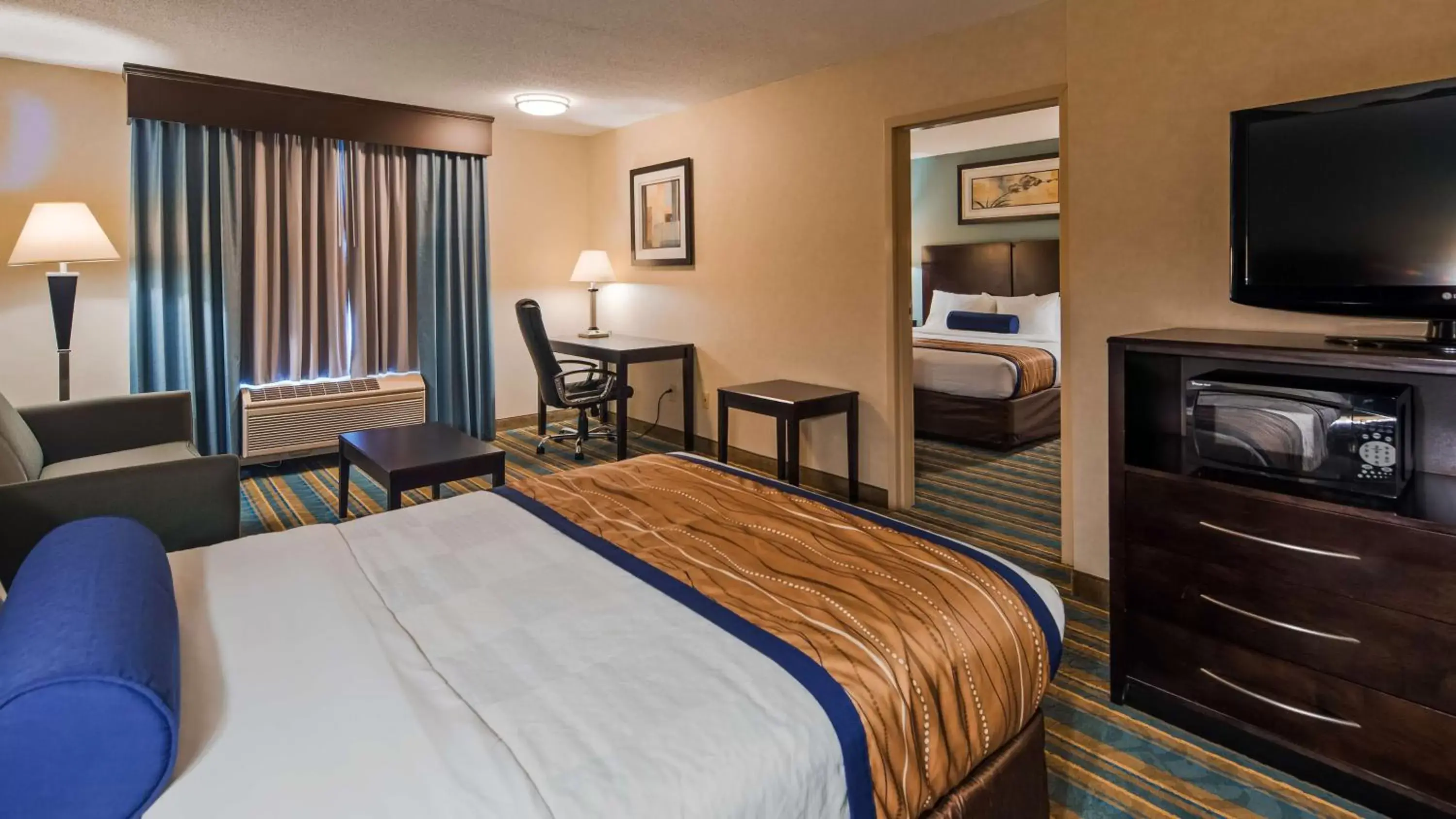 Photo of the whole room, Bed in Best Western Plus Berkshire Hills Inn & Suites