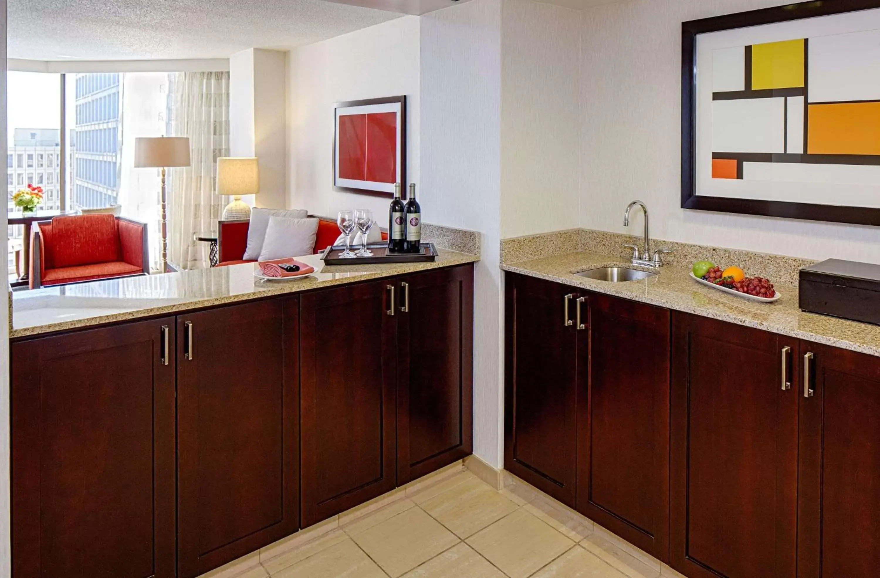 Bed, Kitchen/Kitchenette in DoubleTree by Hilton Hotel Houston Greenway Plaza