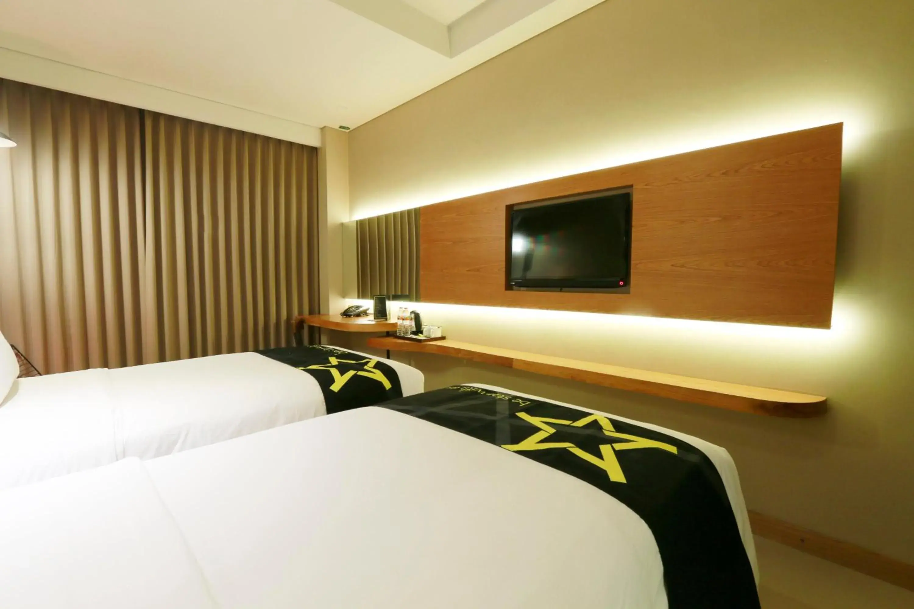 Photo of the whole room, Bed in Yellow Star Gejayan Hotel