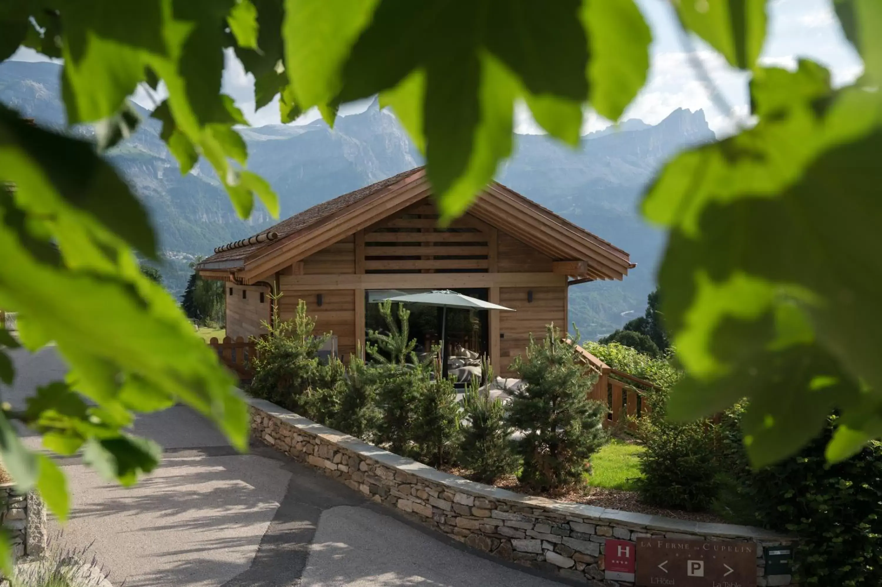 Swimming pool, Property Building in Hôtel Restaurant La Ferme de Cupelin