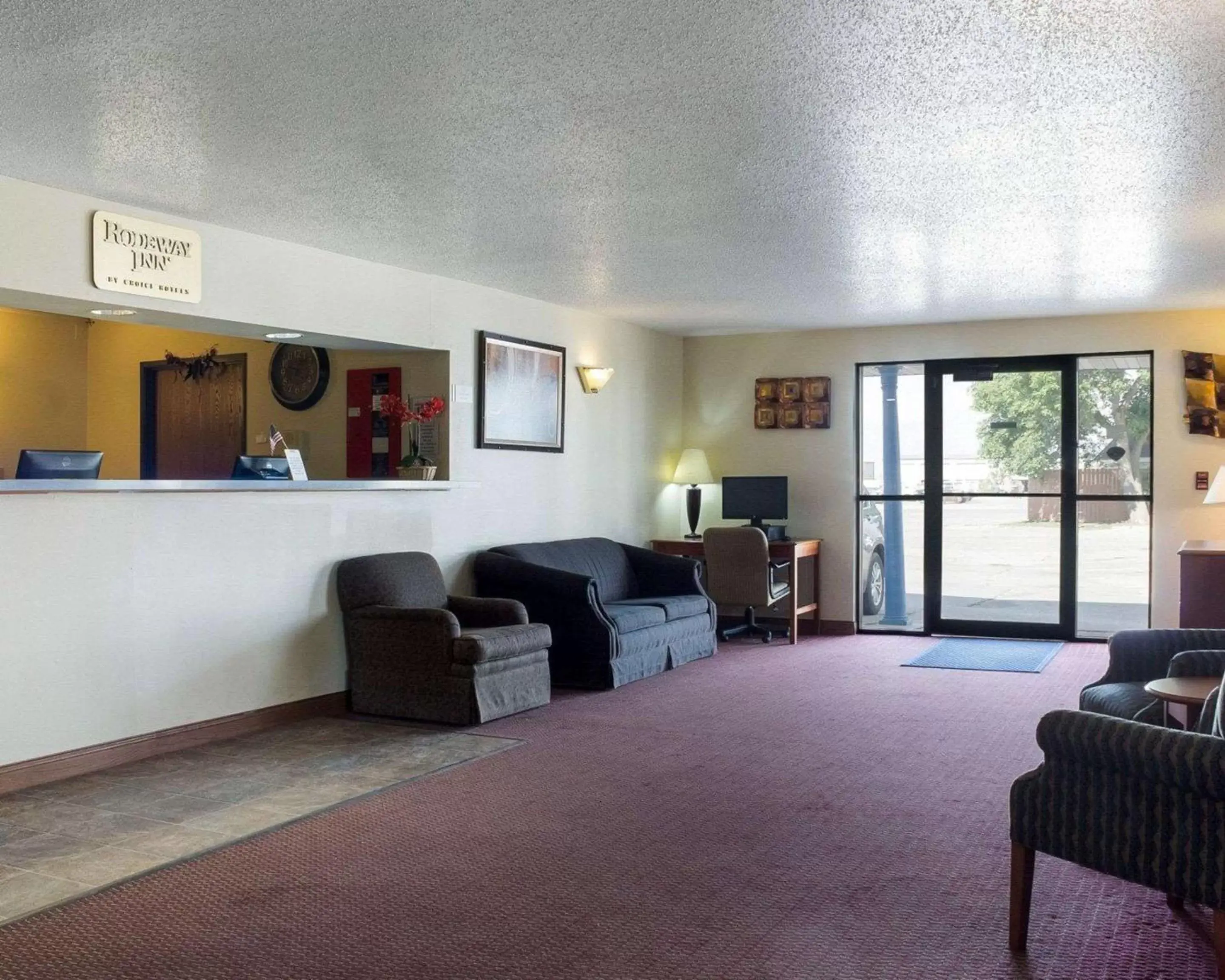 Lobby or reception, Seating Area in Rodeway Inn West Fargo