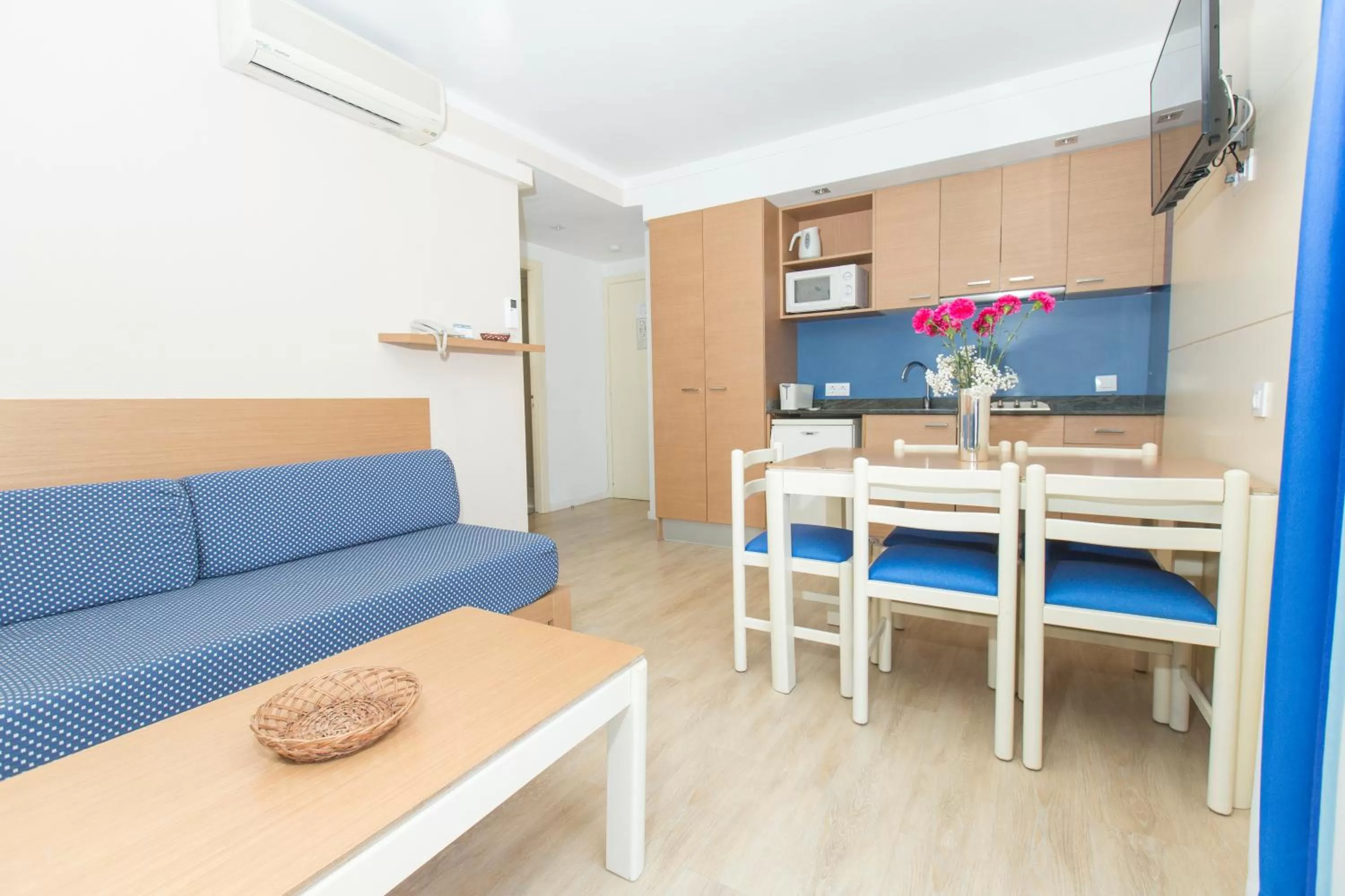 Kitchen or kitchenette in Aparthotel Flora