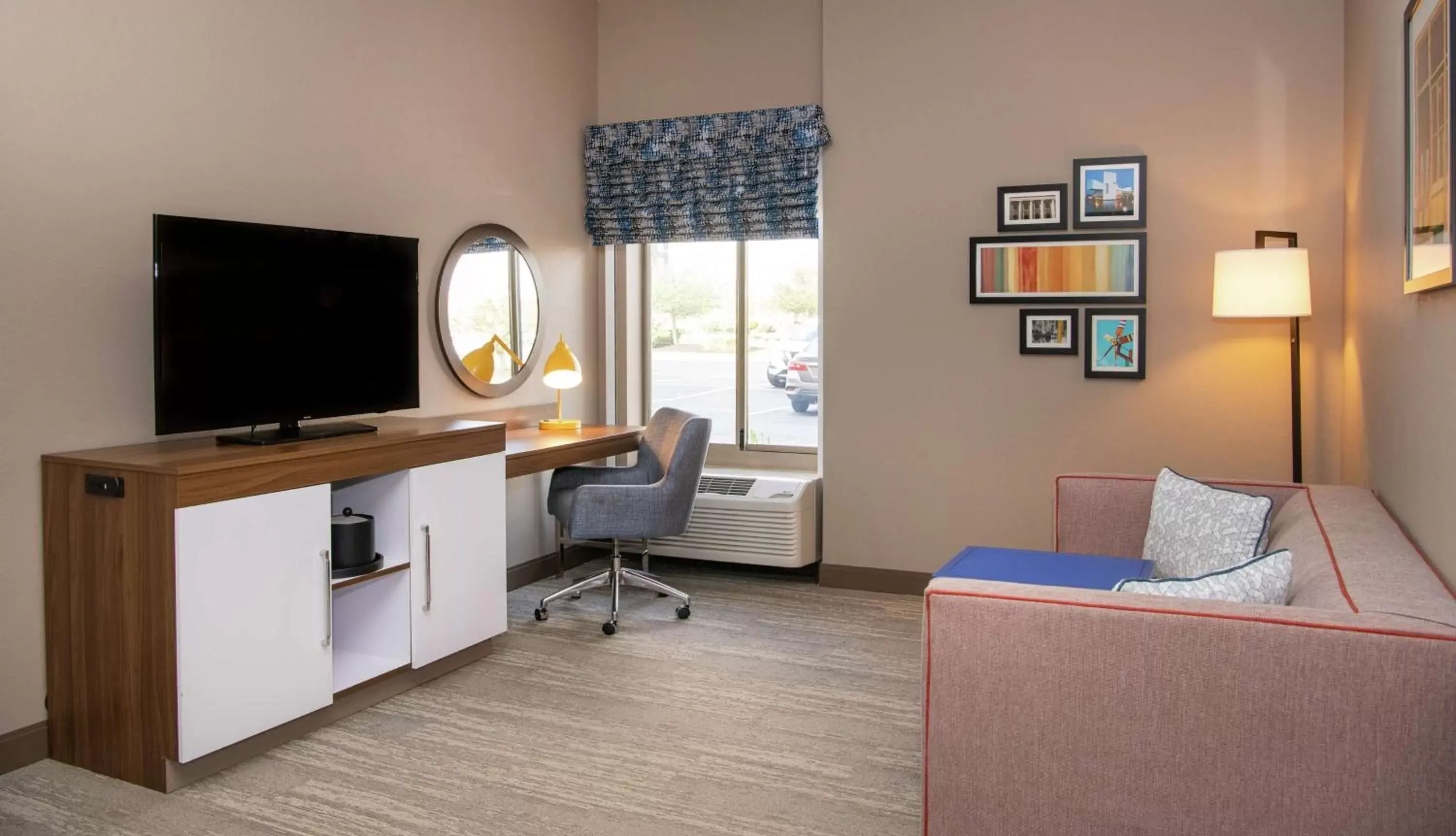 Photo of the whole room, Seating Area in Hampton Inn Cleveland-Solon