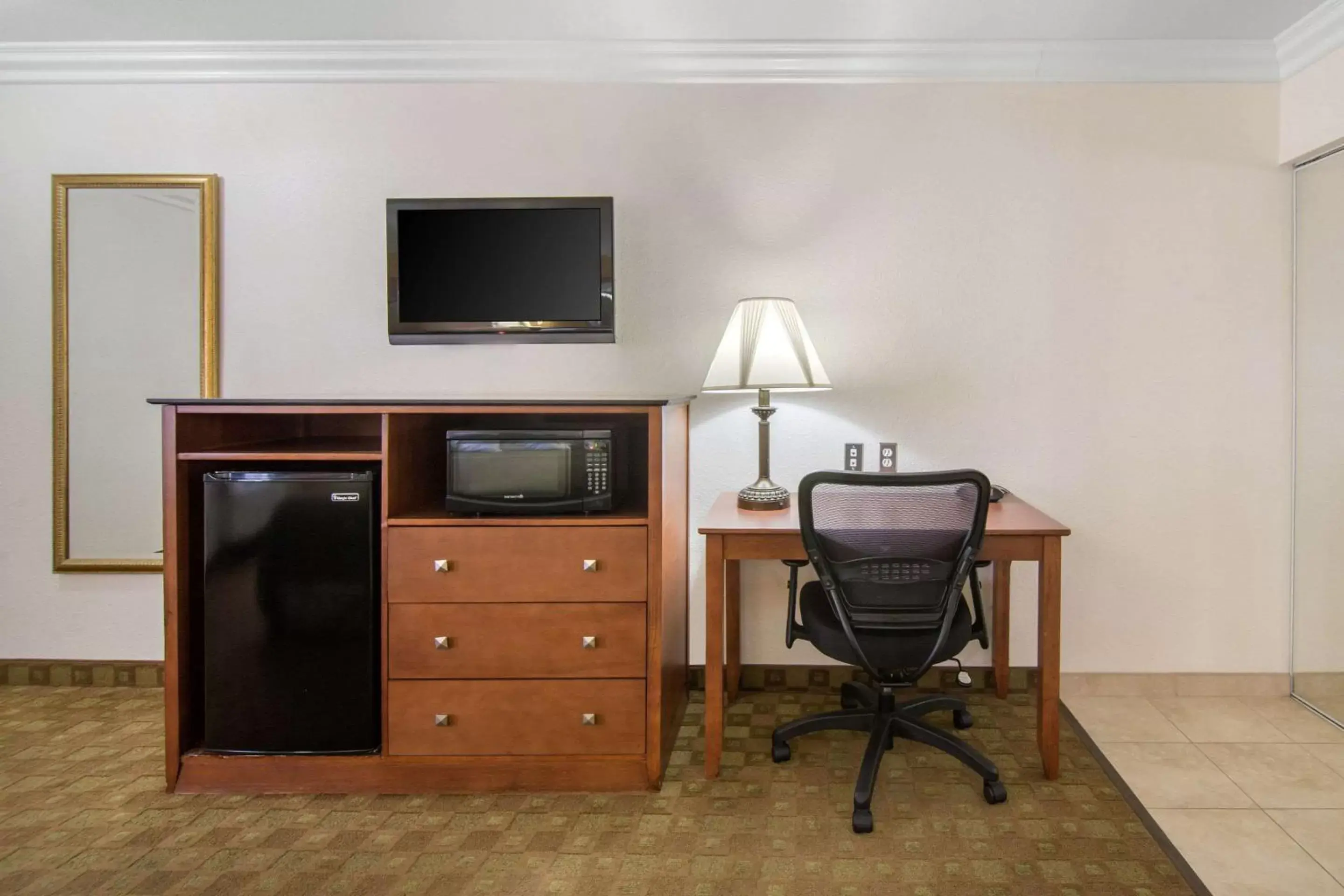 Photo of the whole room, TV/Entertainment Center in Rodeway Inn Adelanto US 395