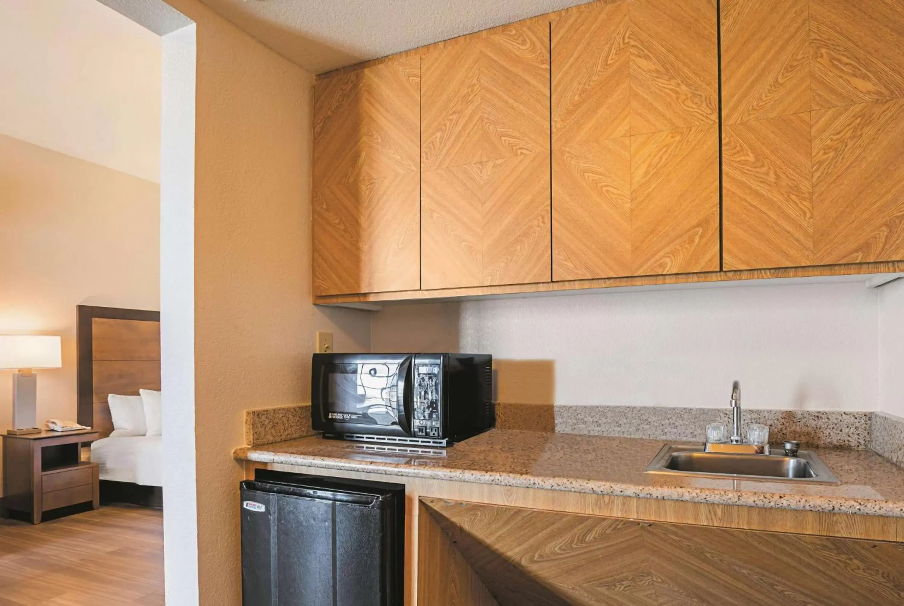 oven, TV/Entertainment Center in Wingate by Wyndham Galveston East Beach