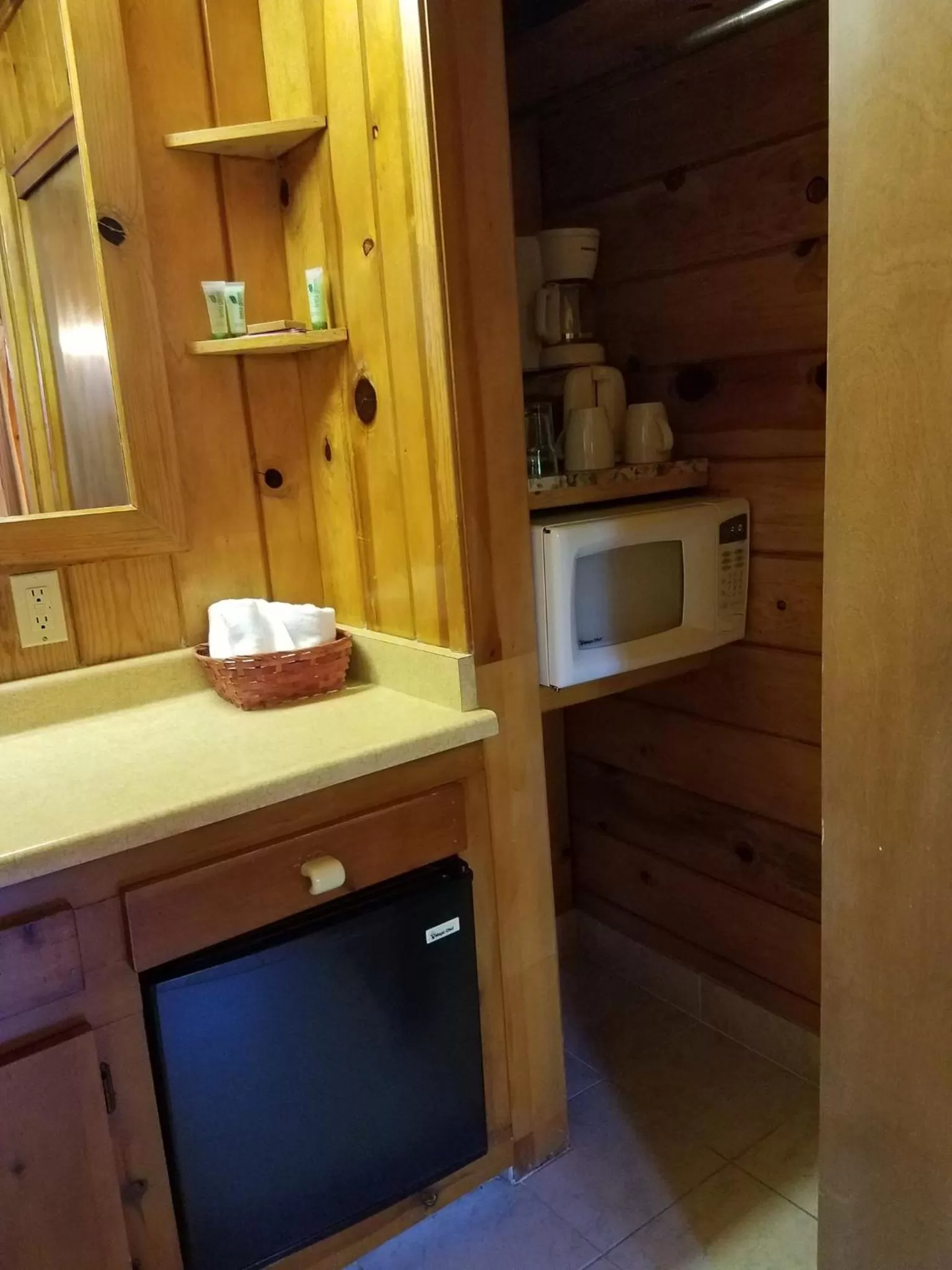 Kitchen or kitchenette, Bathroom in Fern River Resort