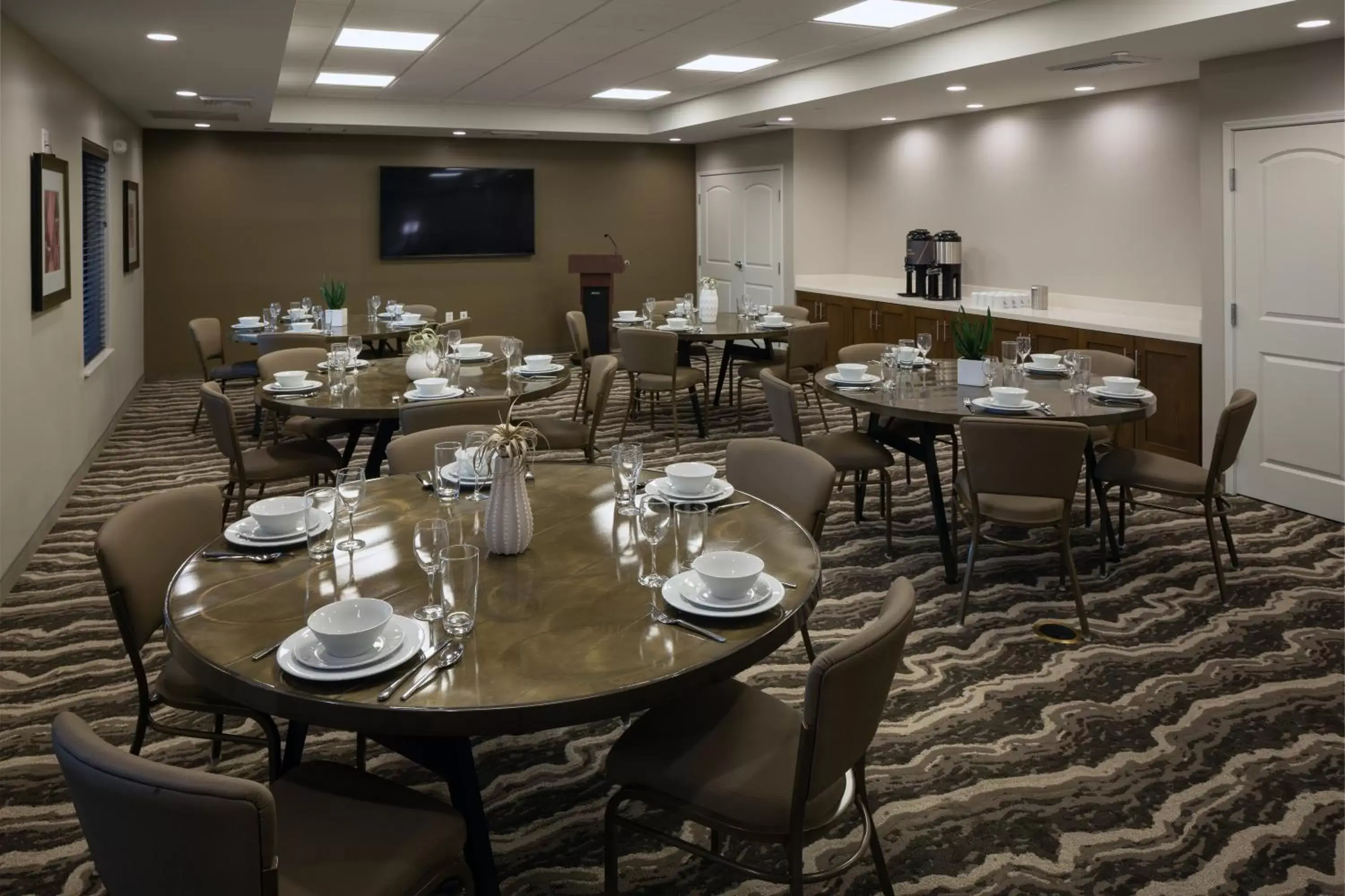 Meeting/conference room, Restaurant/Places to Eat in Staybridge Suites - Phoenix – Biltmore Area, an IHG Hotel