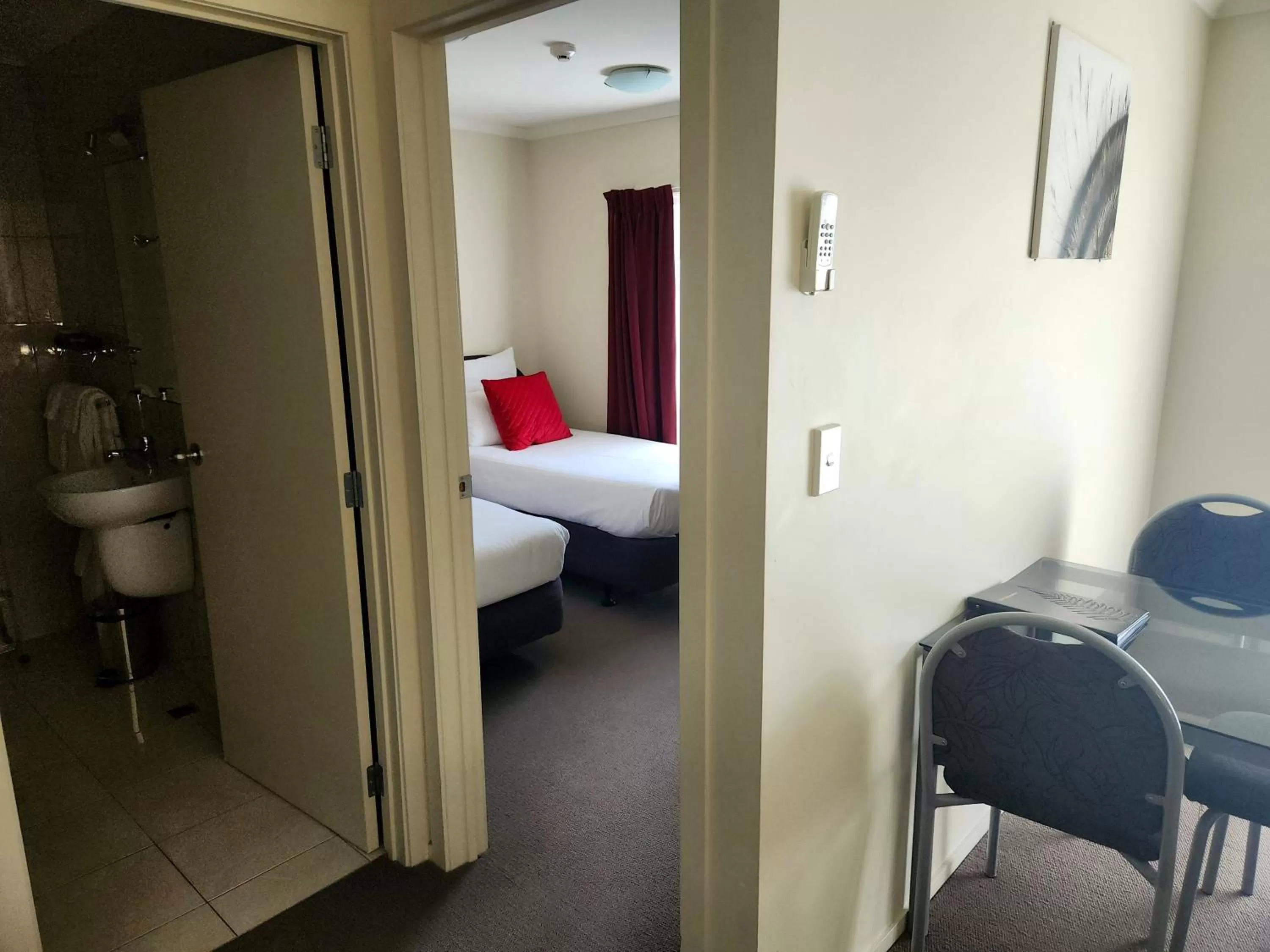 Bathroom, Bed in B-Ks Premier Motel Palmerston North