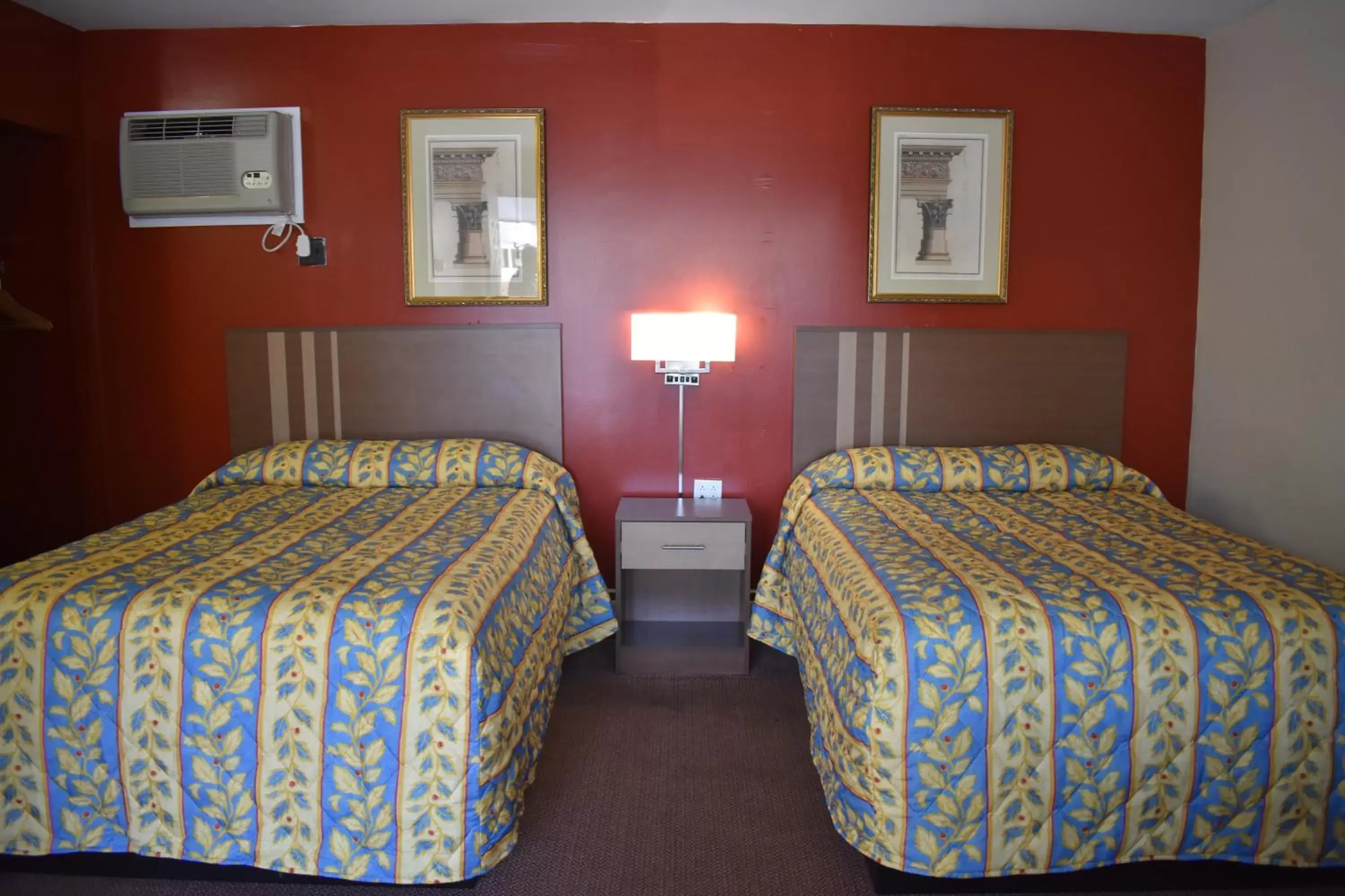 Bed in South Hills Motel