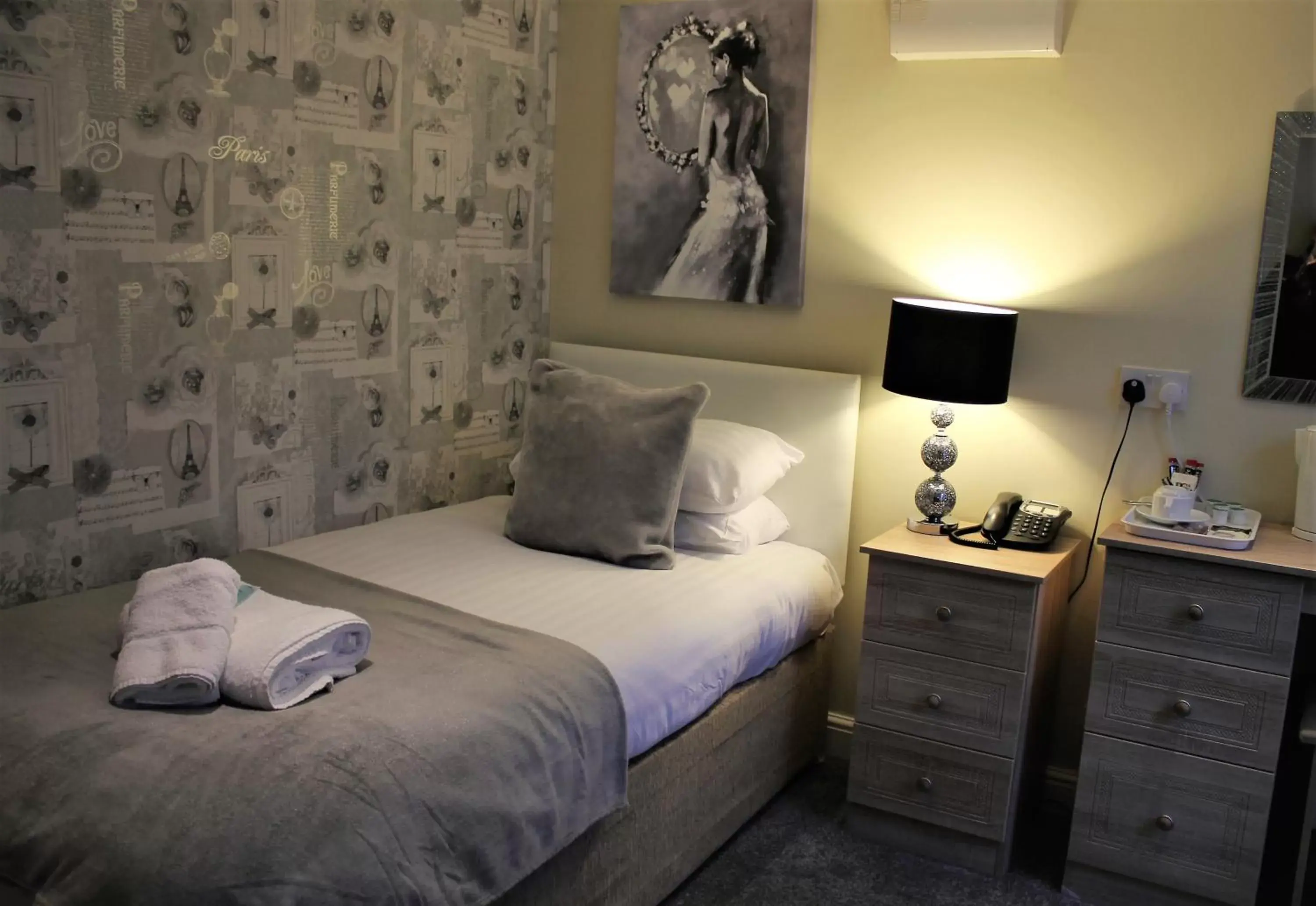 Bedroom, Bed in Winchmore Hotel