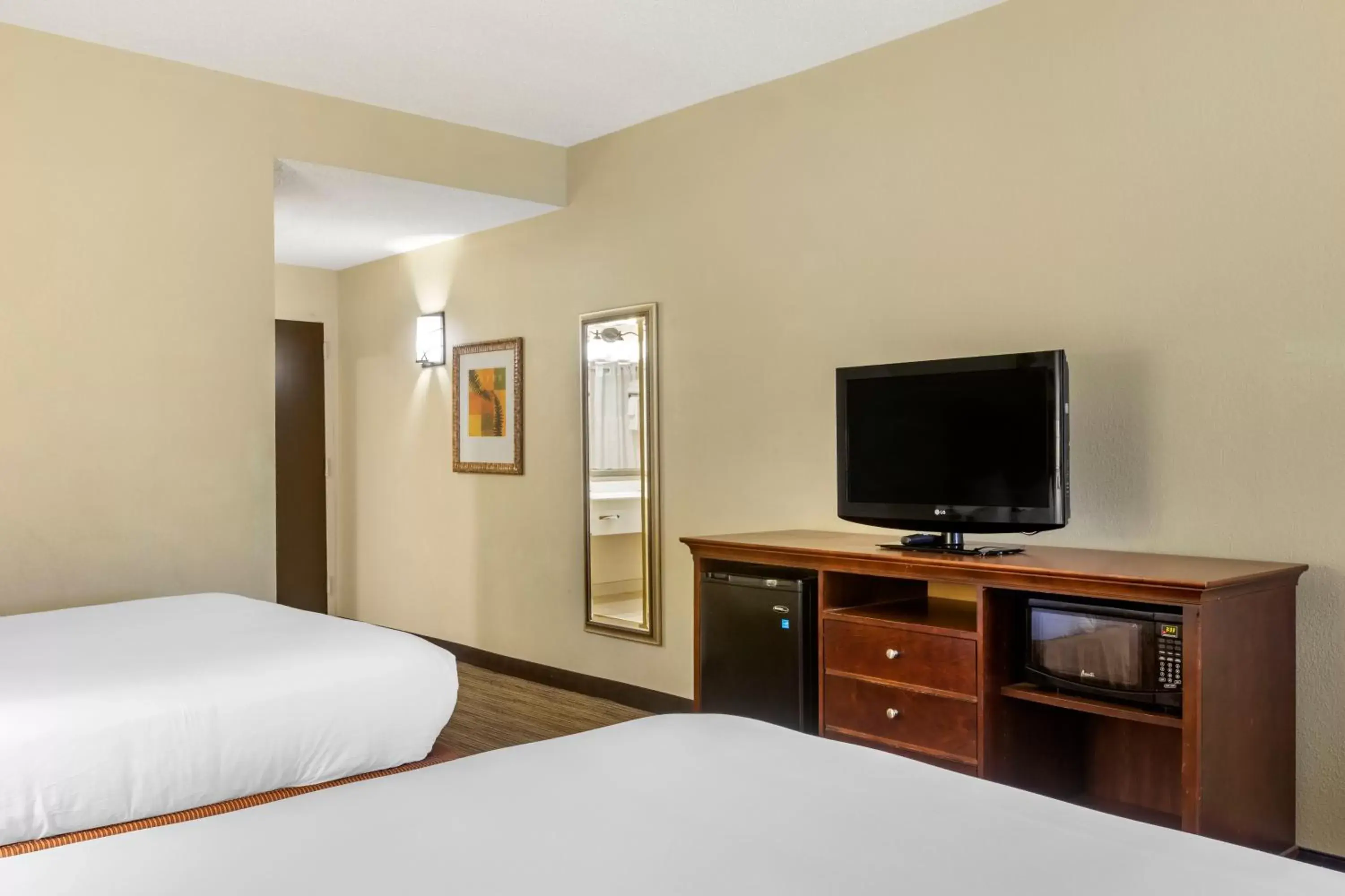 Bed, TV/Entertainment Center in Country Inn & Suites Atlanta Downtown