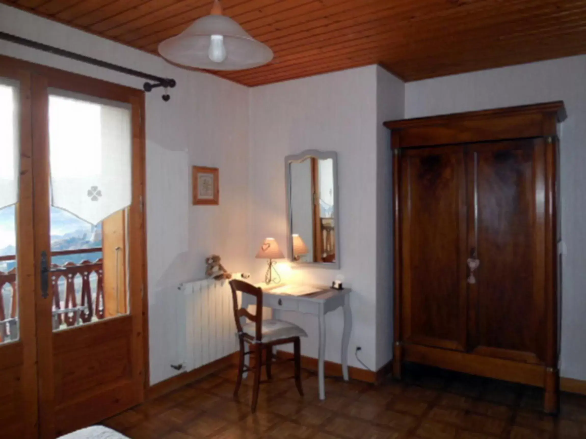 Photo of the whole room, Dining Area in Chambres d'hôtes les Terrasses de Varme