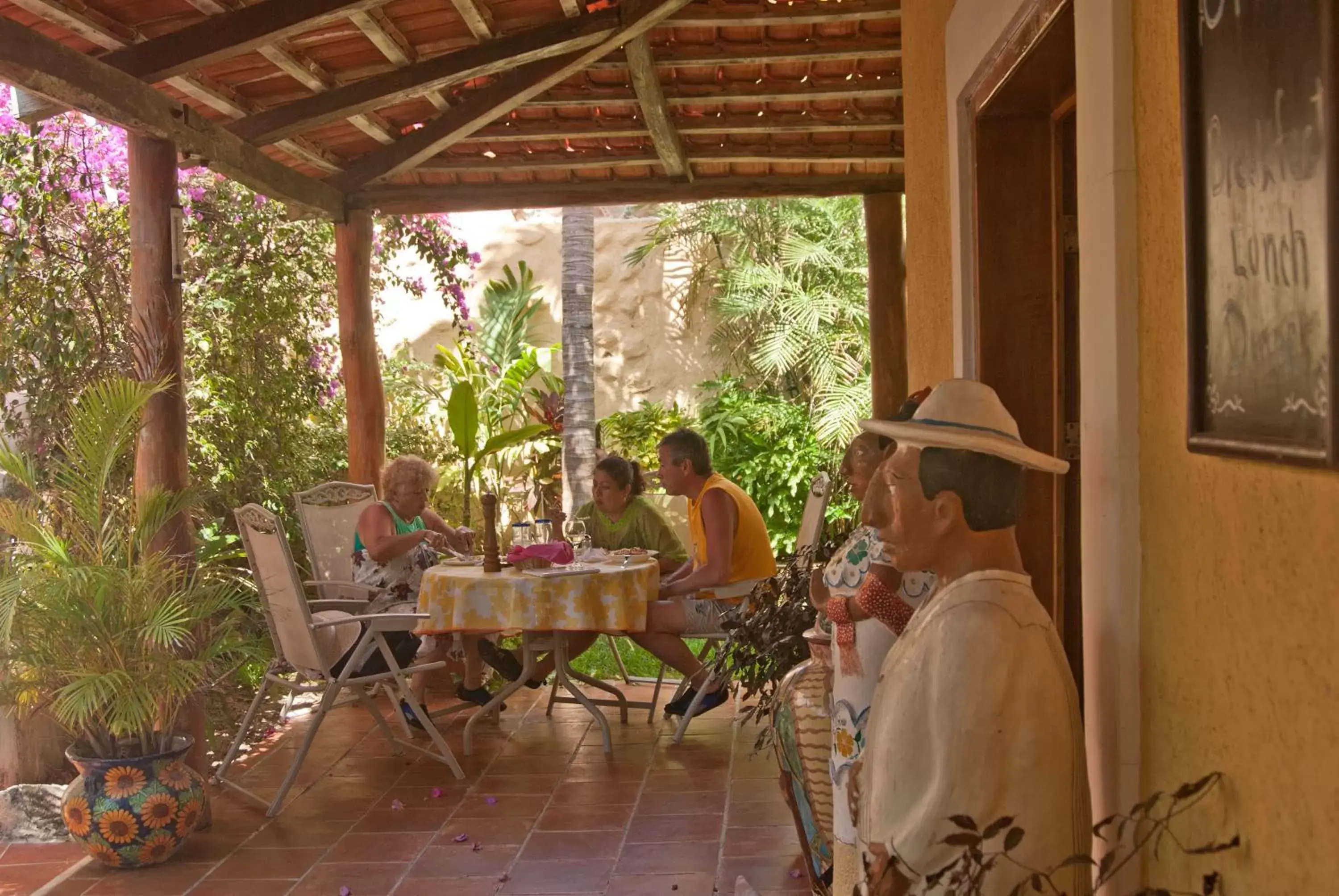 People in Hotel La Joya Isla Mujeres