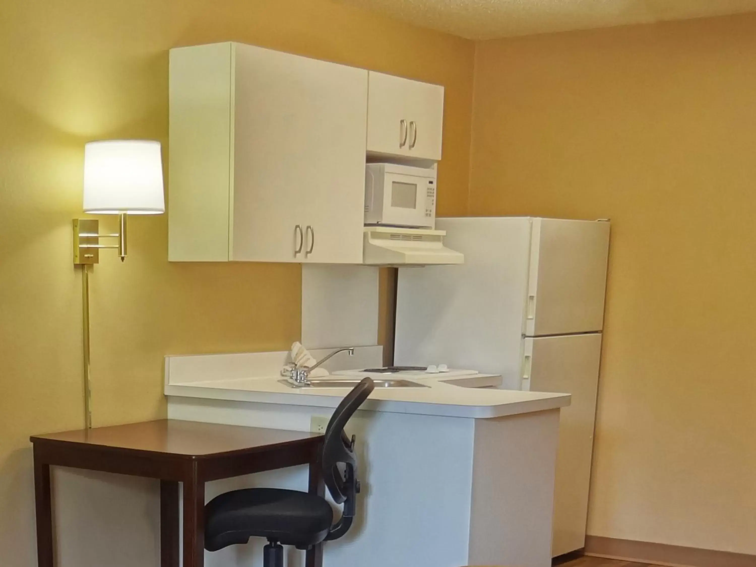 Bed, Kitchen/Kitchenette in Extended Stay America Suites - Tucson - Grant Road