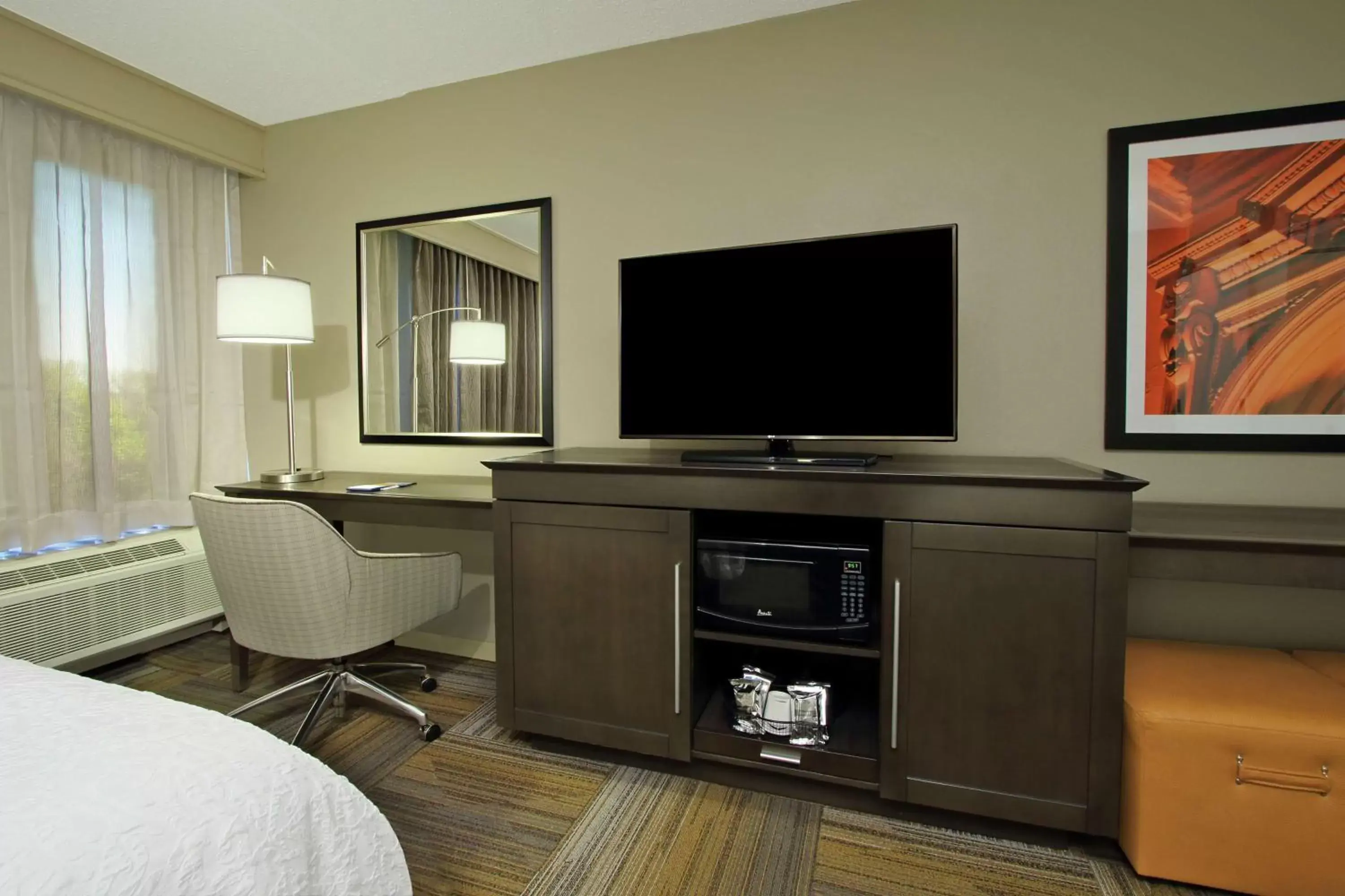 Bedroom, TV/Entertainment Center in Hampton Inn Philadelphia-Great Valley