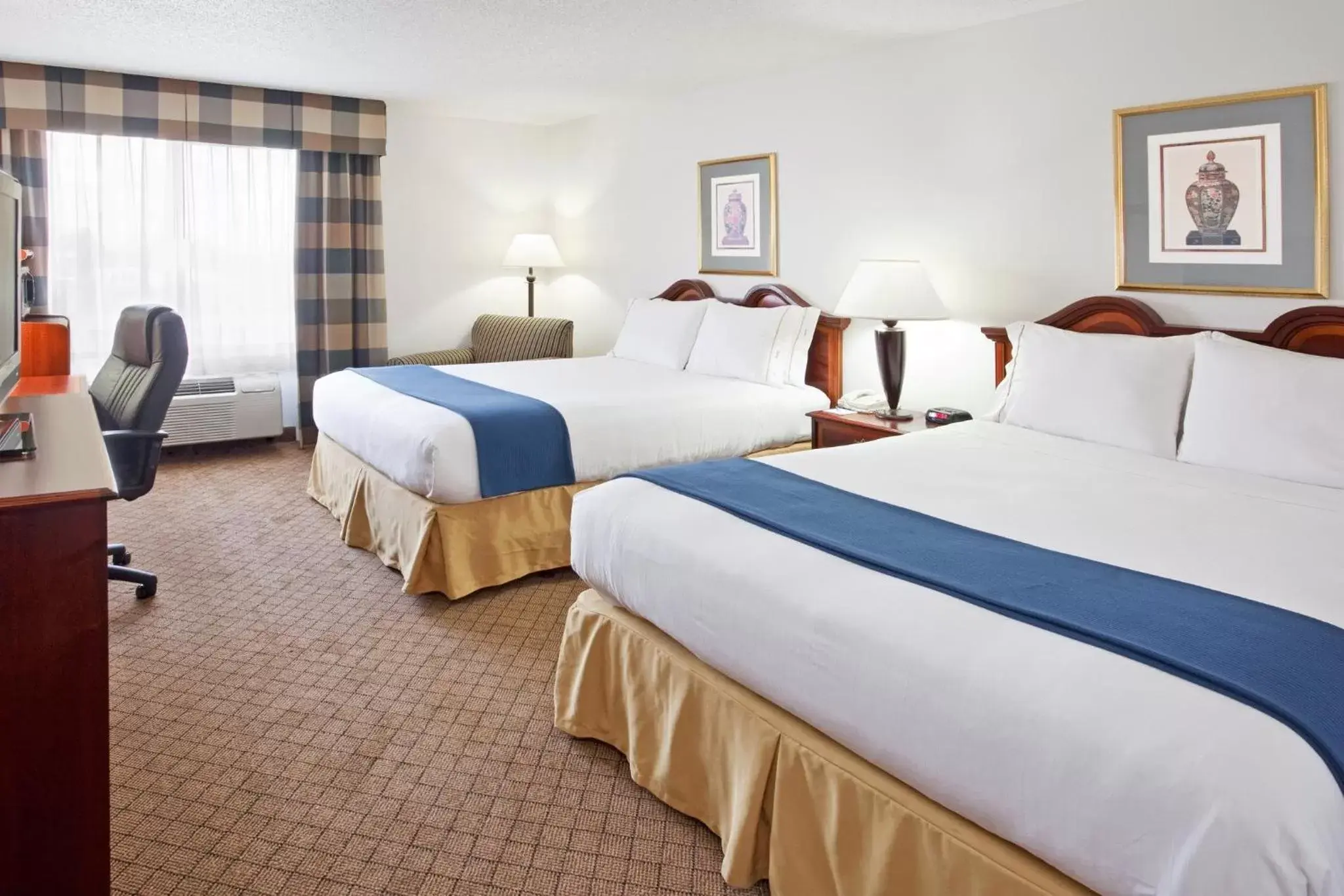 Queen Room with Two Queen Beds in Holiday Inn Express & Suites Alliance, an IHG Hotel
