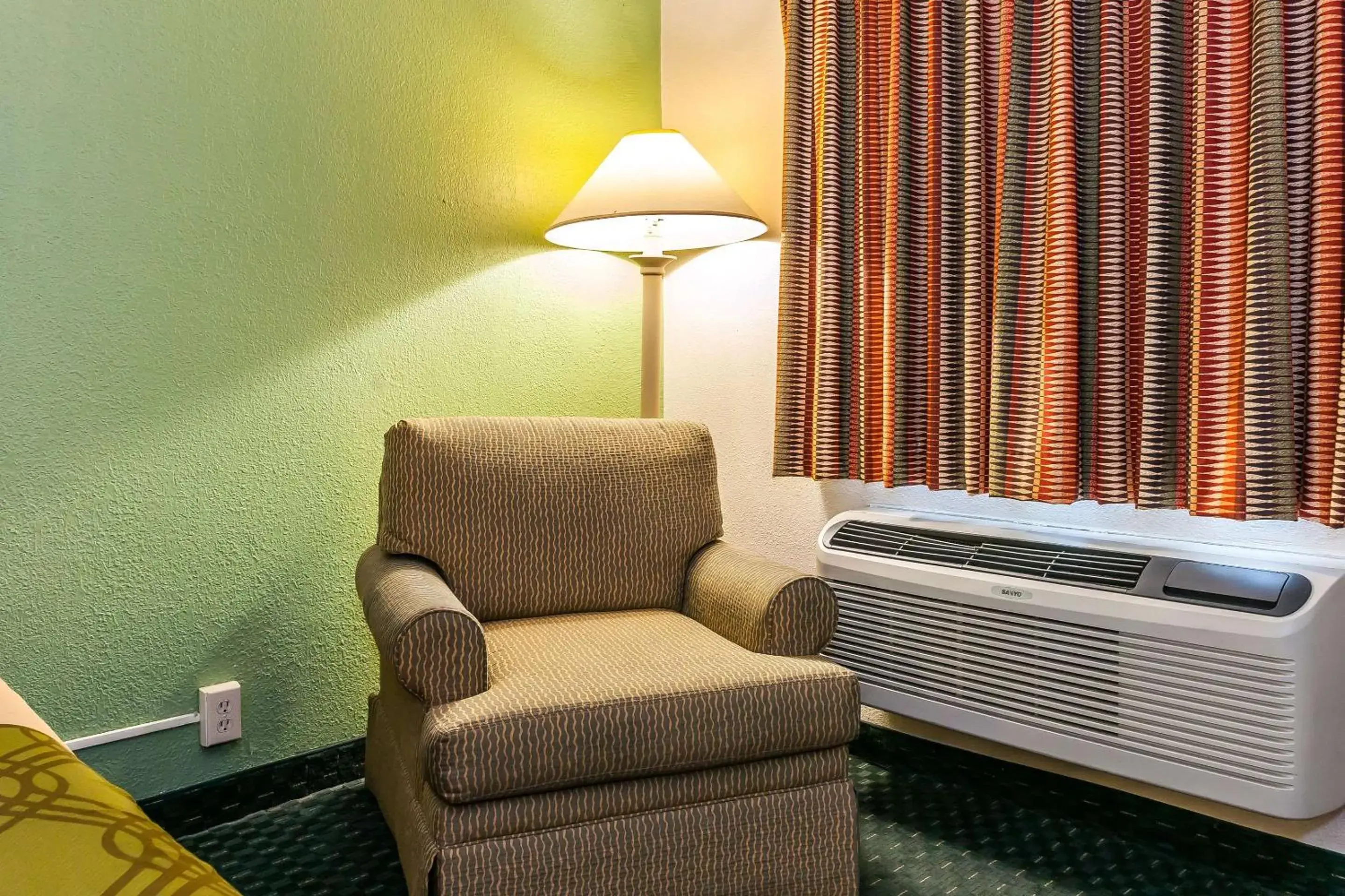 Photo of the whole room, Seating Area in Econo Lodge Vincennes