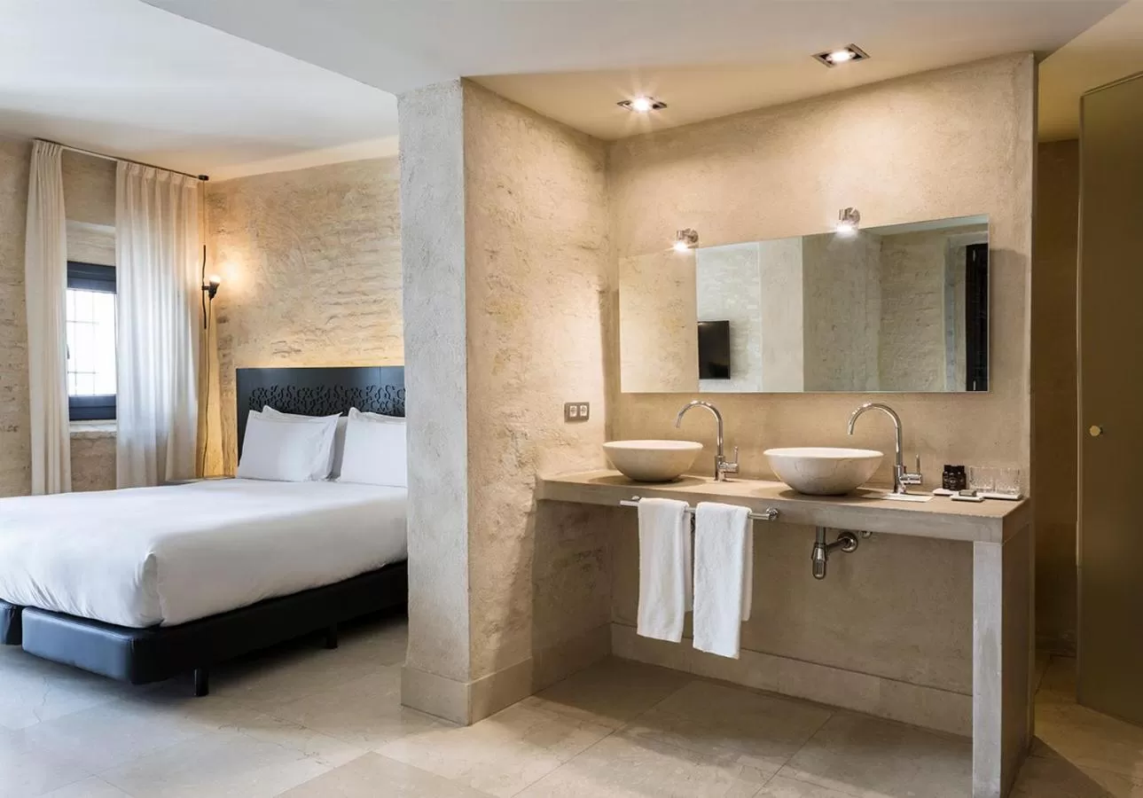 Bathroom, Bed in EME Catedral Mercer Hotel