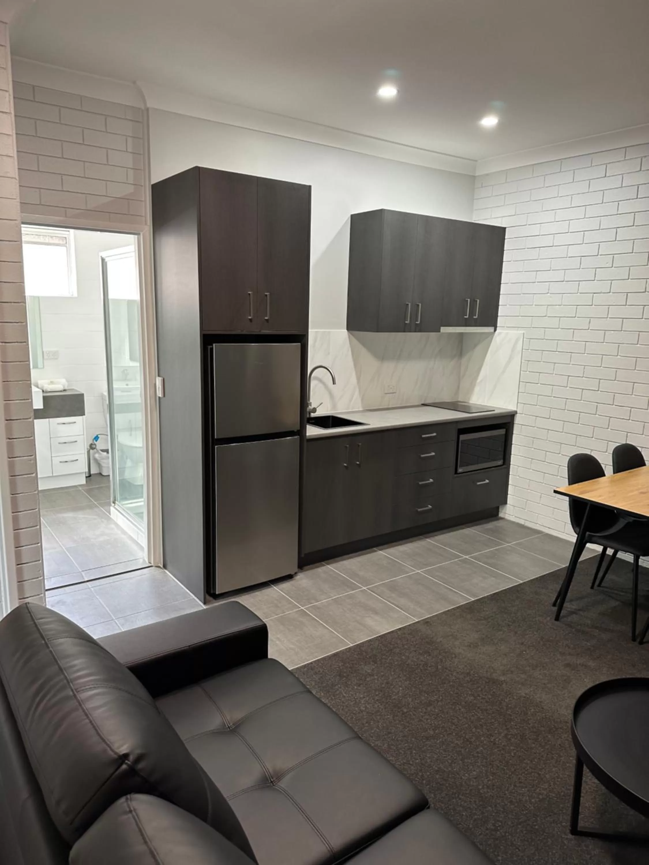 Kitchen or kitchenette in Blue Violet Motor Inn