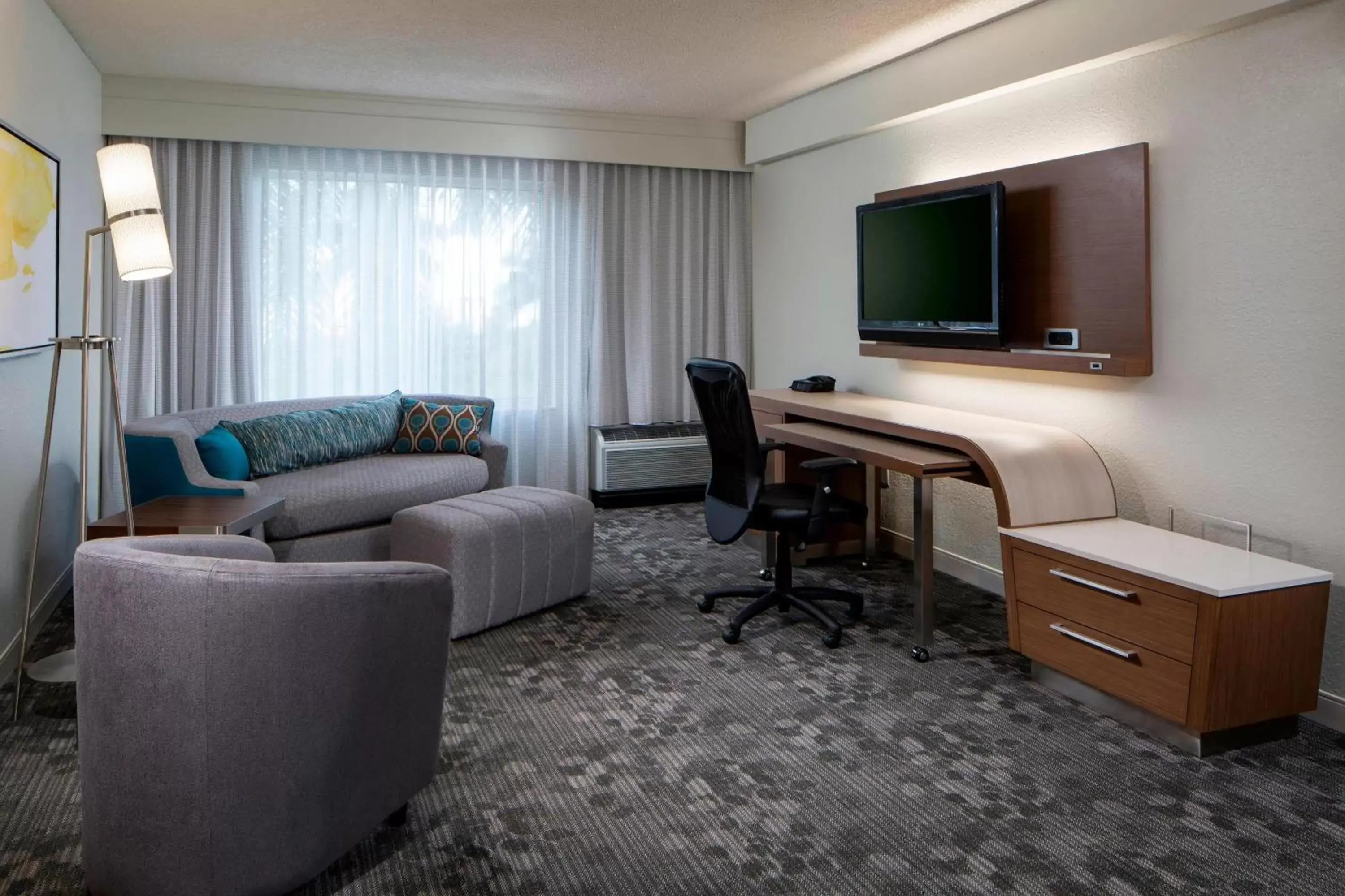 Living room, TV/Entertainment Center in Courtyard by Marriott Fort Lauderdale Weston