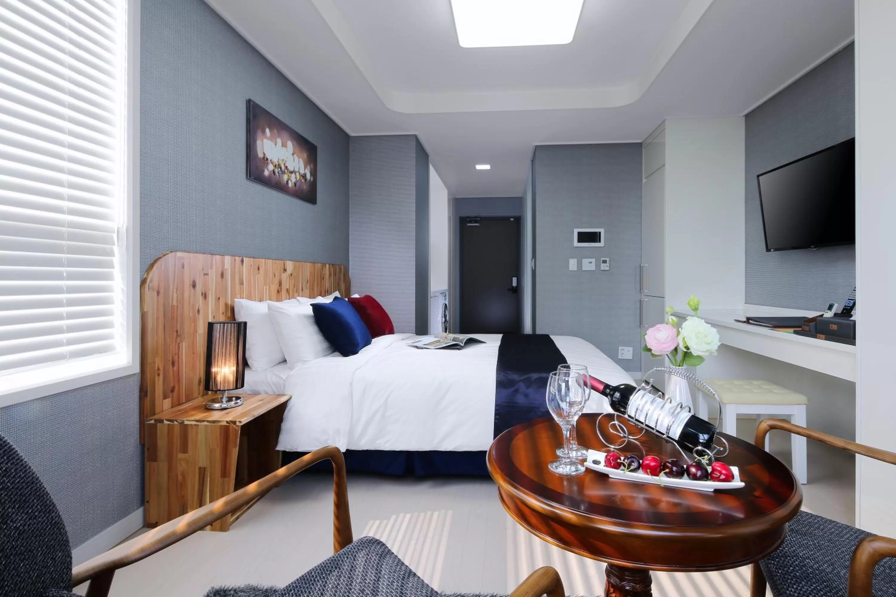 Photo of the whole room, Bed in Ever8 Serviced Residence