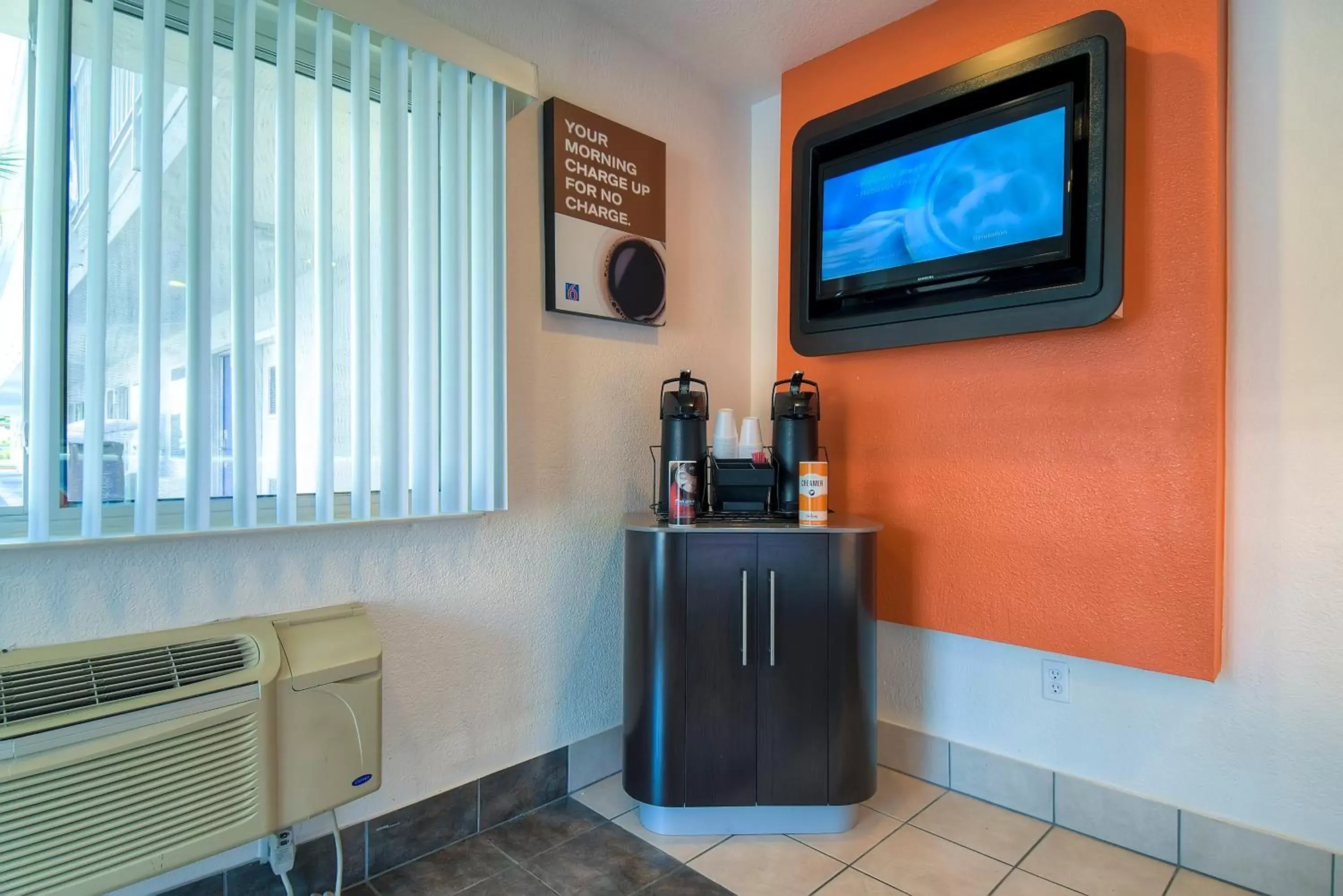 Lobby or reception, TV/Entertainment Center in Motel 6-Westminster, CA - South - Long Beach Area
