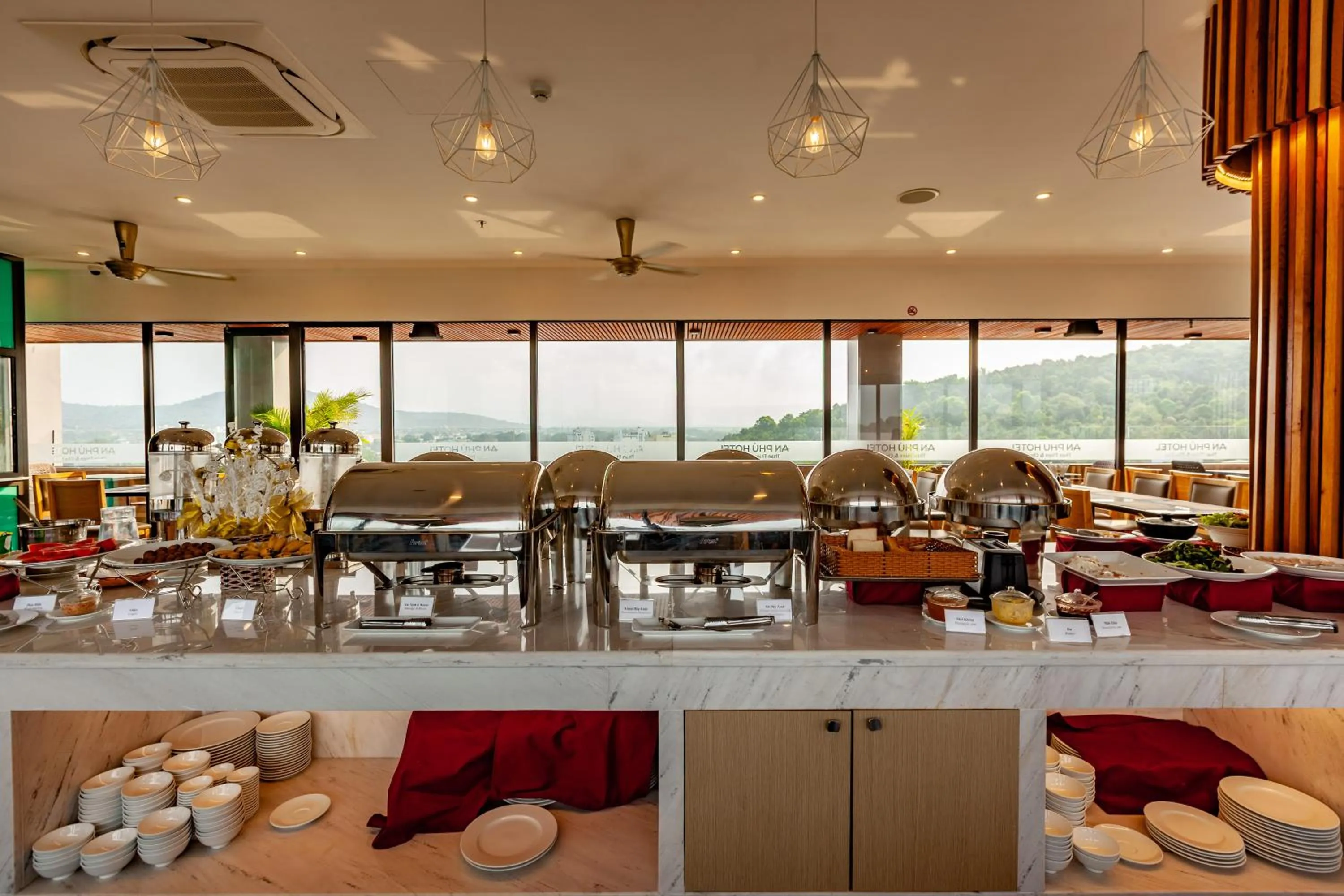 Restaurant/places to eat in An Phu Hotel