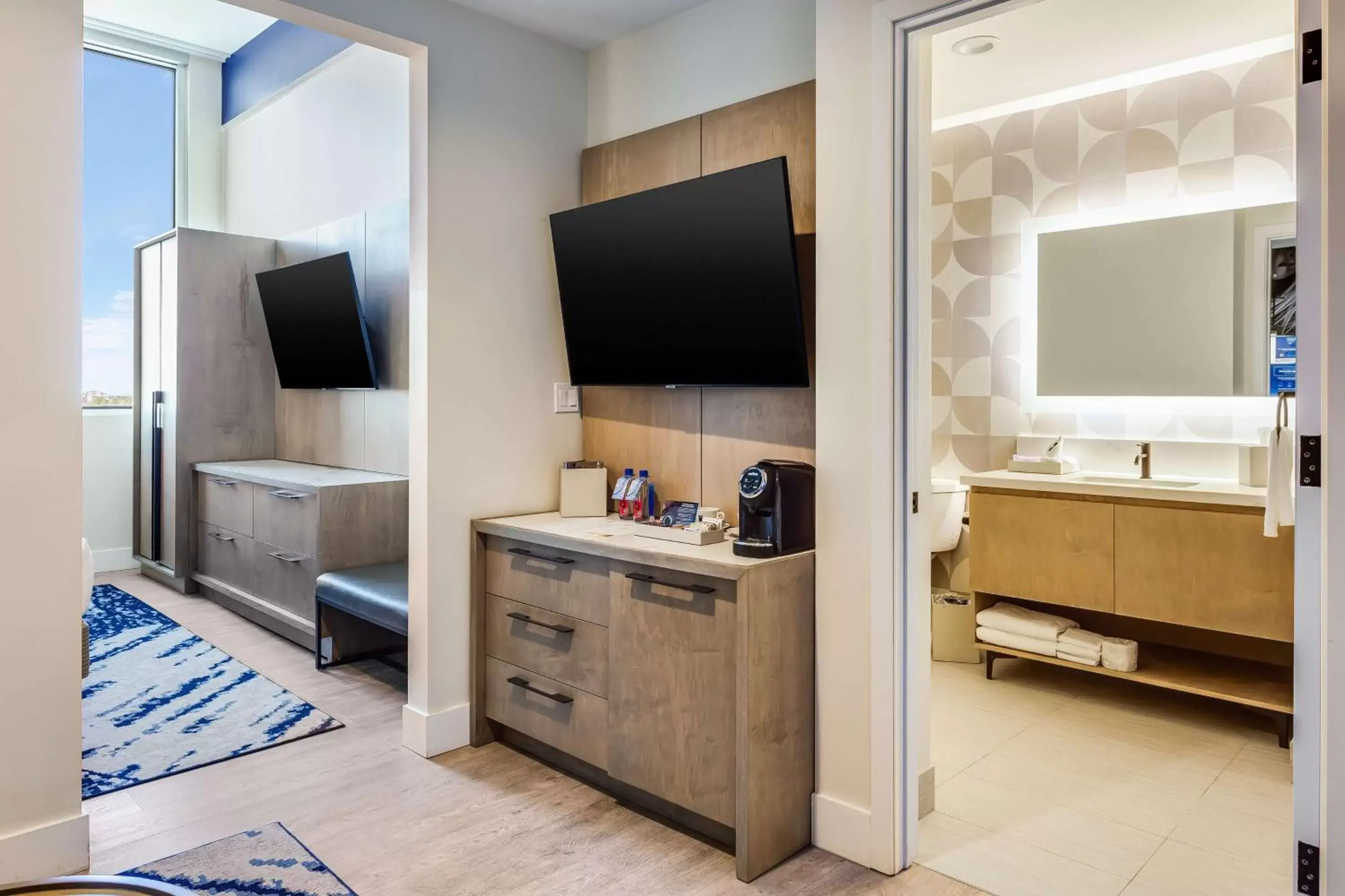 Bedroom, TV/Entertainment Center in SERENA Hotel Aventura Miami, Tapestry Collection by Hilton