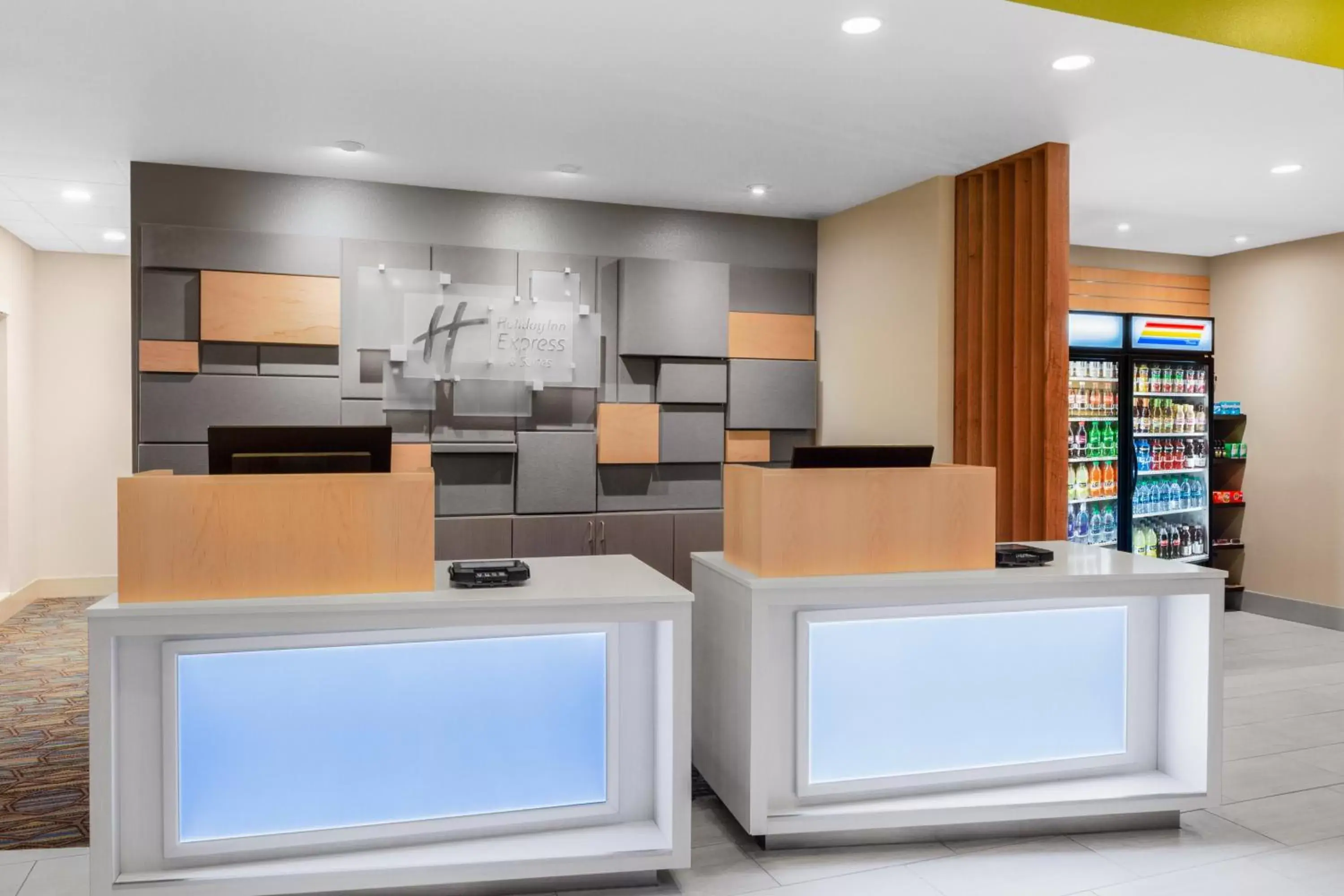 Lobby or reception, Kitchen/Kitchenette in Holiday Inn Express & Suites - Union Gap - Yakima Area, an IHG Hotel