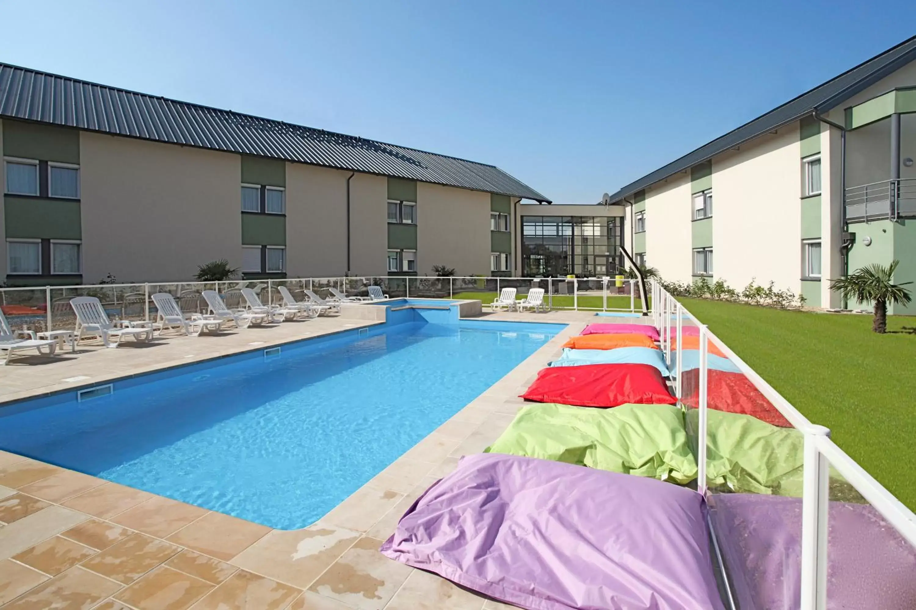 Swimming Pool in ibis Styles Bourges