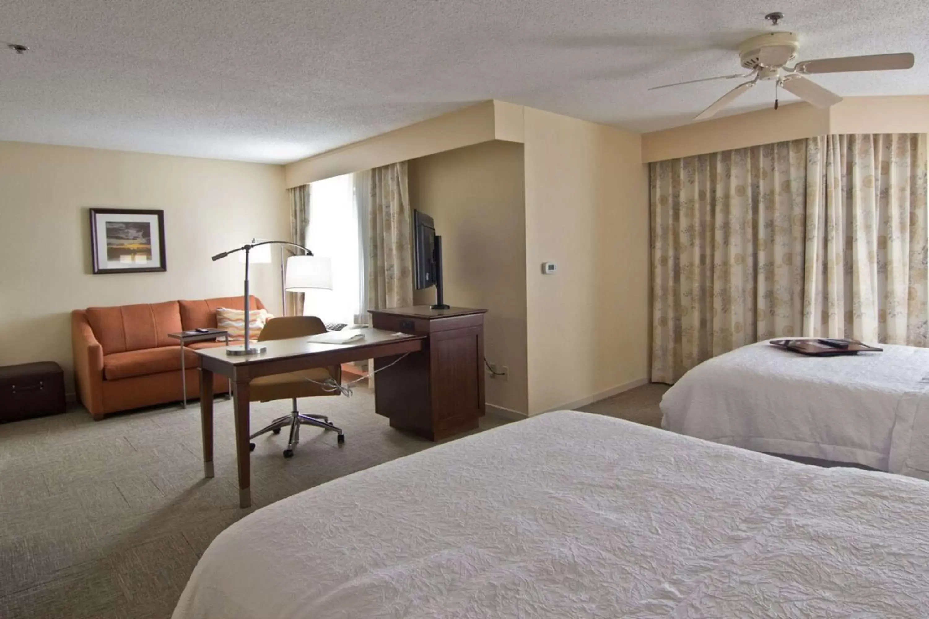 Living room, Bed in Hampton Inn & Suites Chillicothe