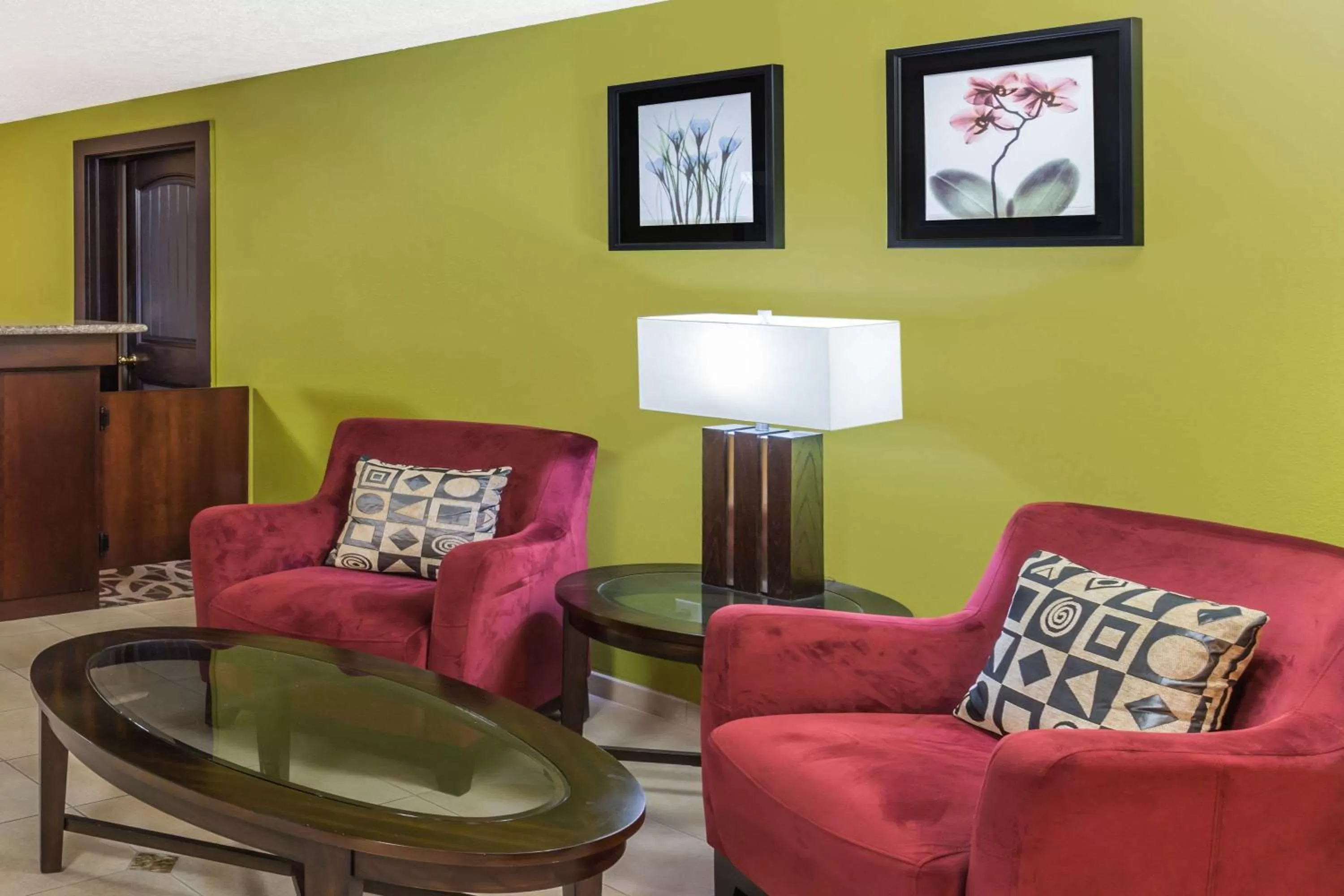 Lobby or reception in Travelodge by Wyndham Newport