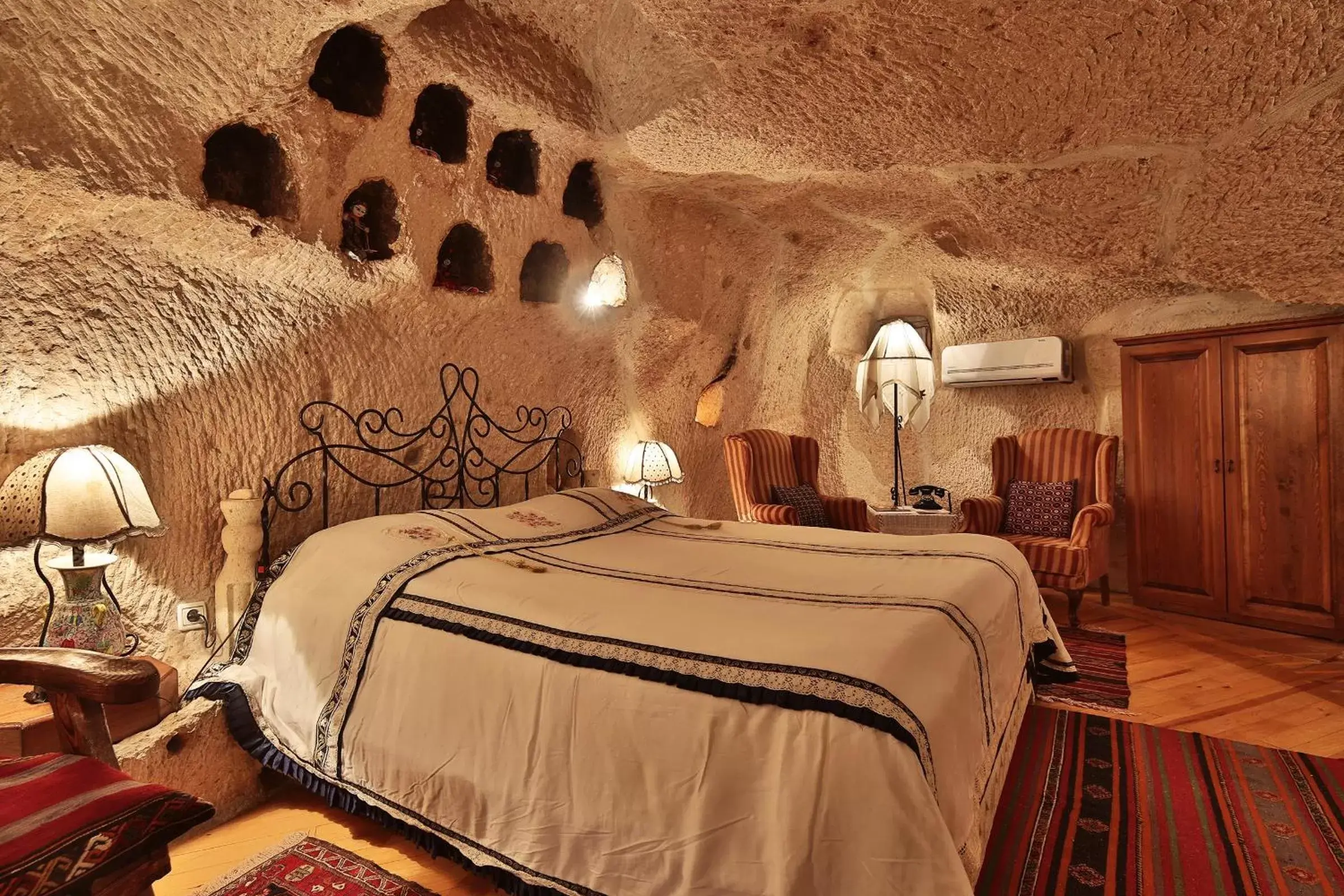 Photo of the whole room, Bed in Cappadocia Cave Suites