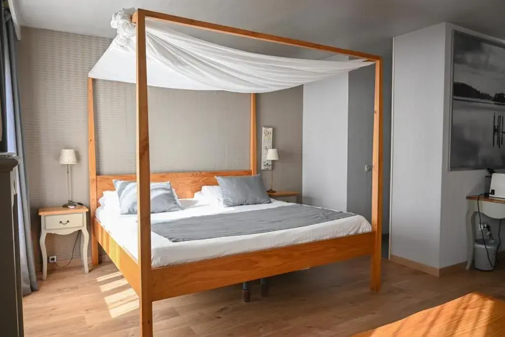 Bedroom, Bed in La Lune De Mougins - Hotel & Spa